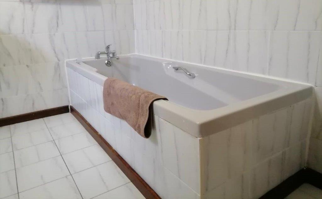 Double Room with Private Bathroom - Photo 2