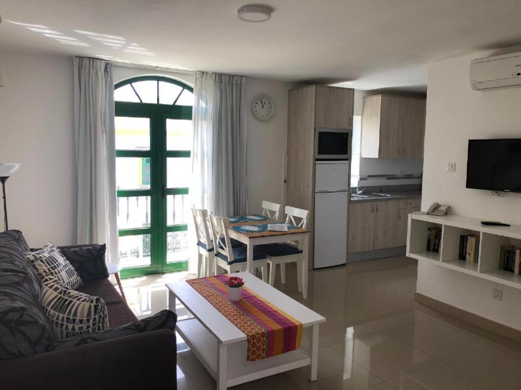 Apartamento de dos habitaciones en piso alto con vista al puerto desde la azotea