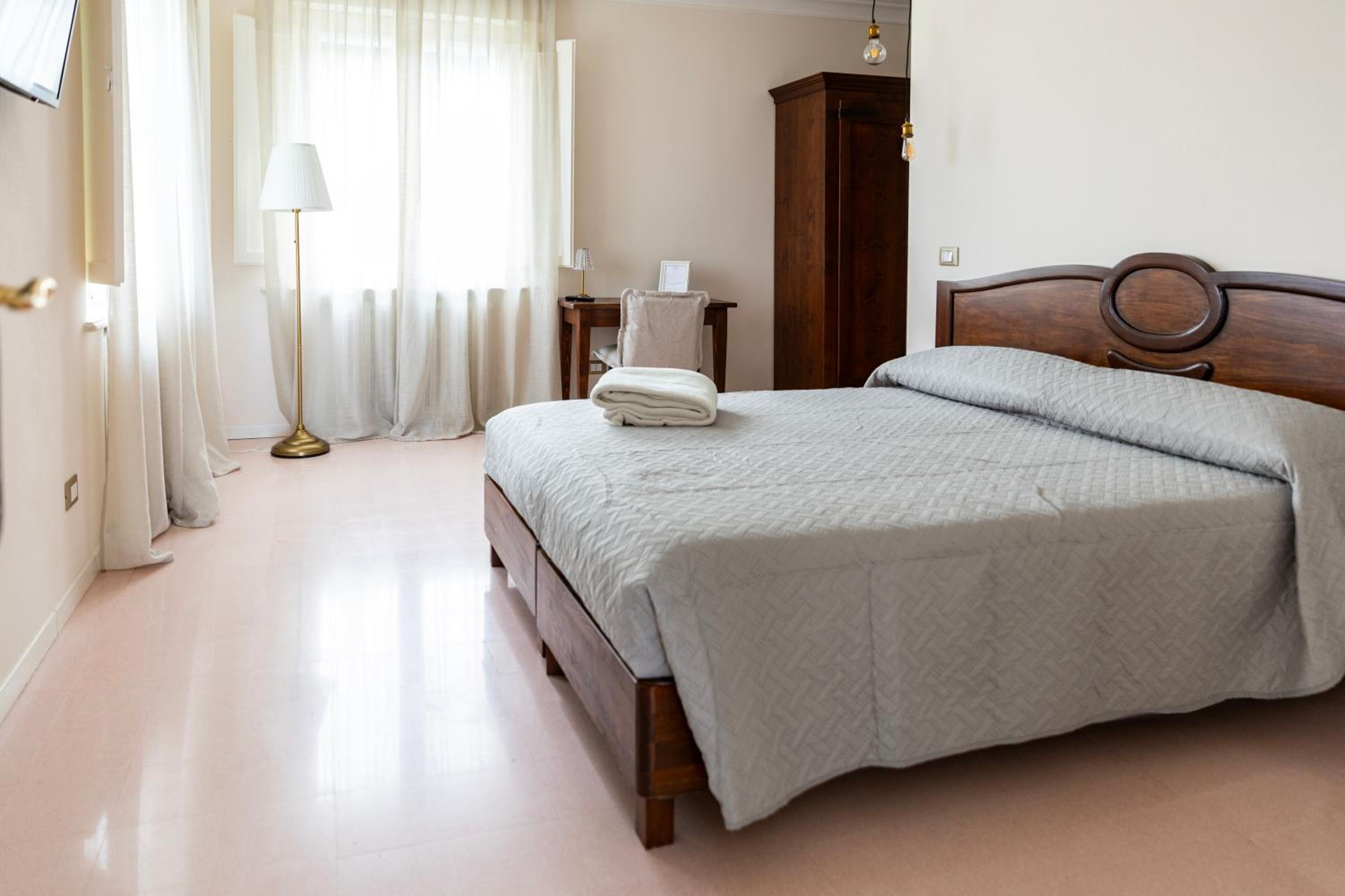 Large Double Room photo 2