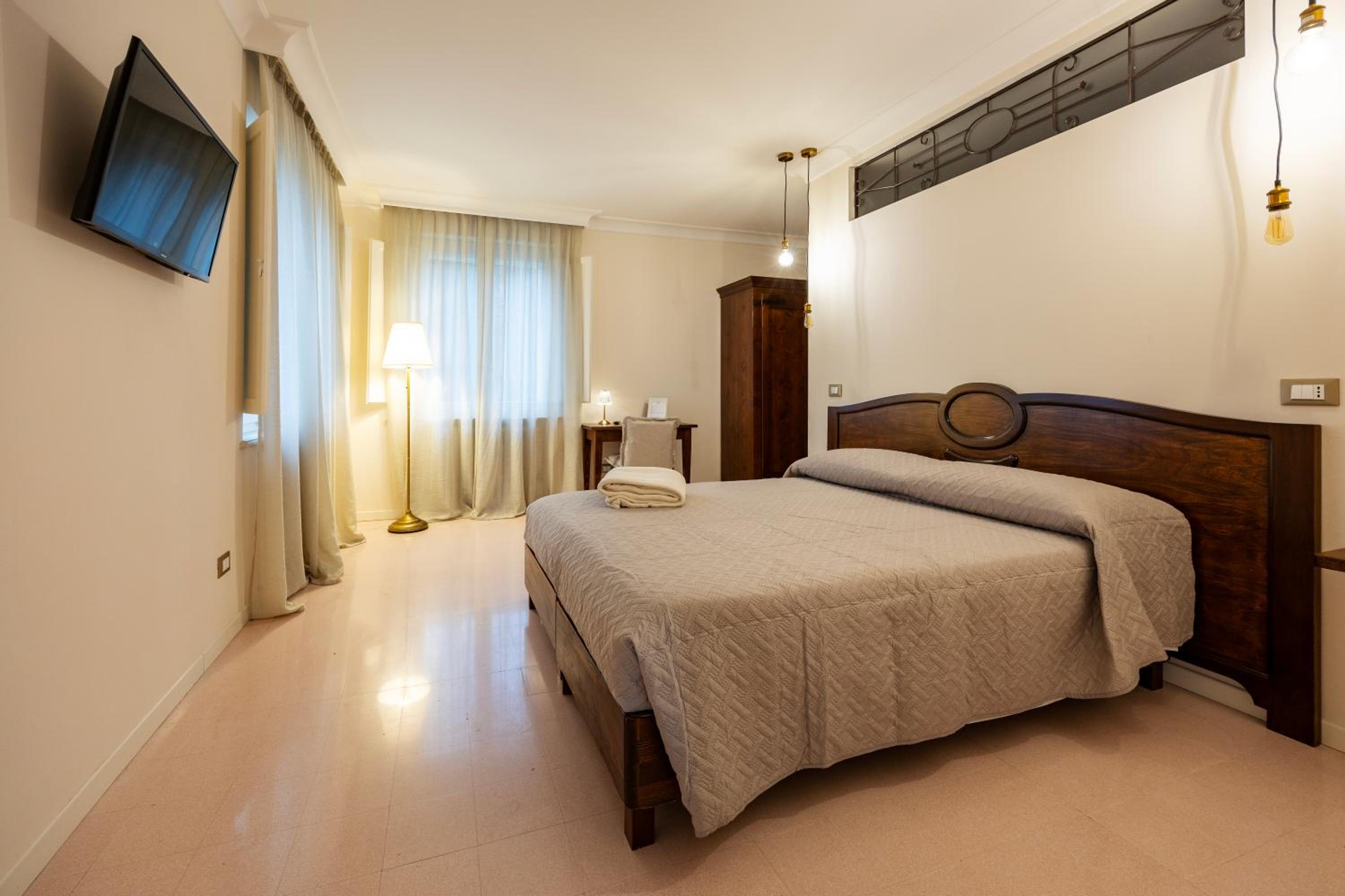 Large Double Room photo 1
