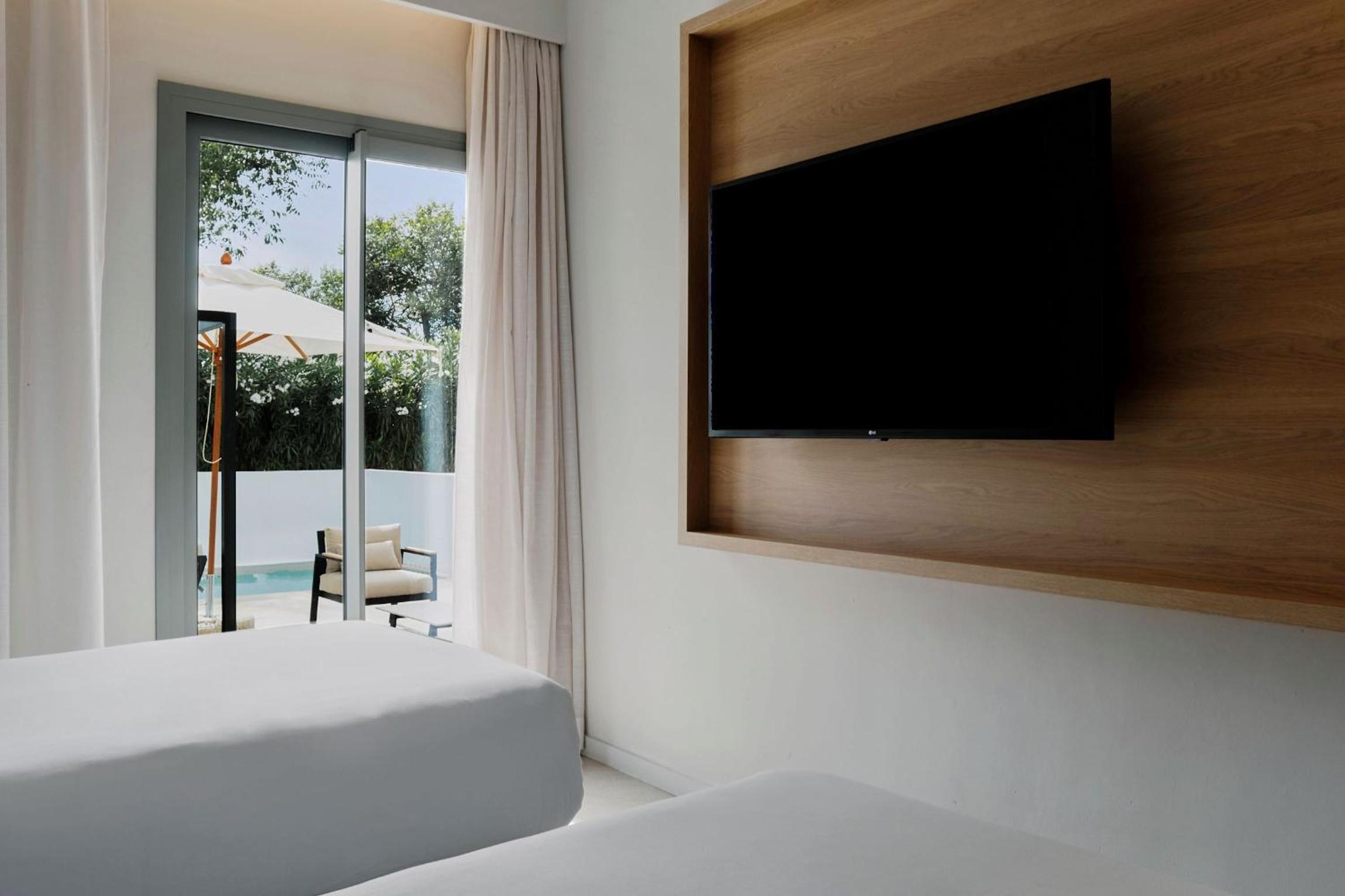 Two Bedroom Suite with Private Pool at Ground Floor thumbnail 5