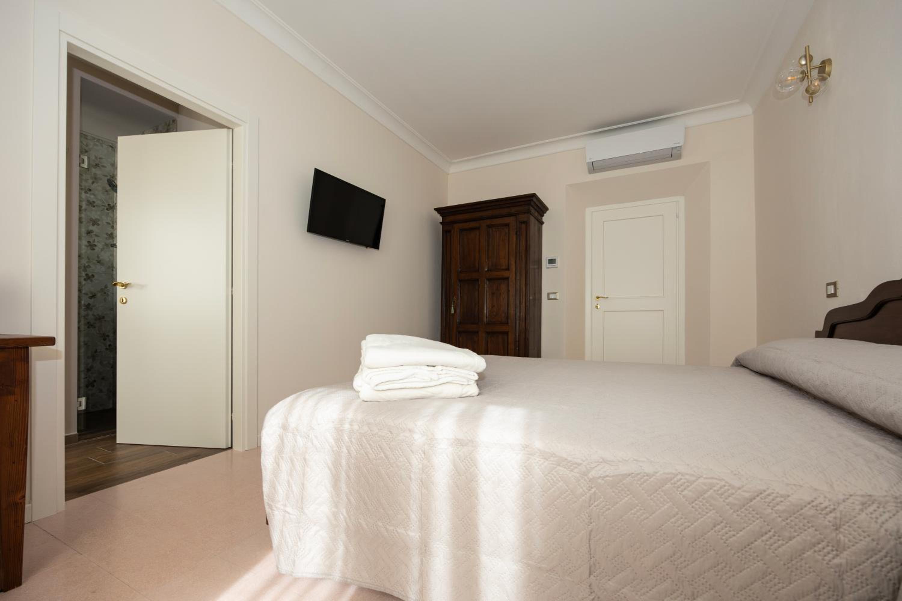 Large Double Room photo 1