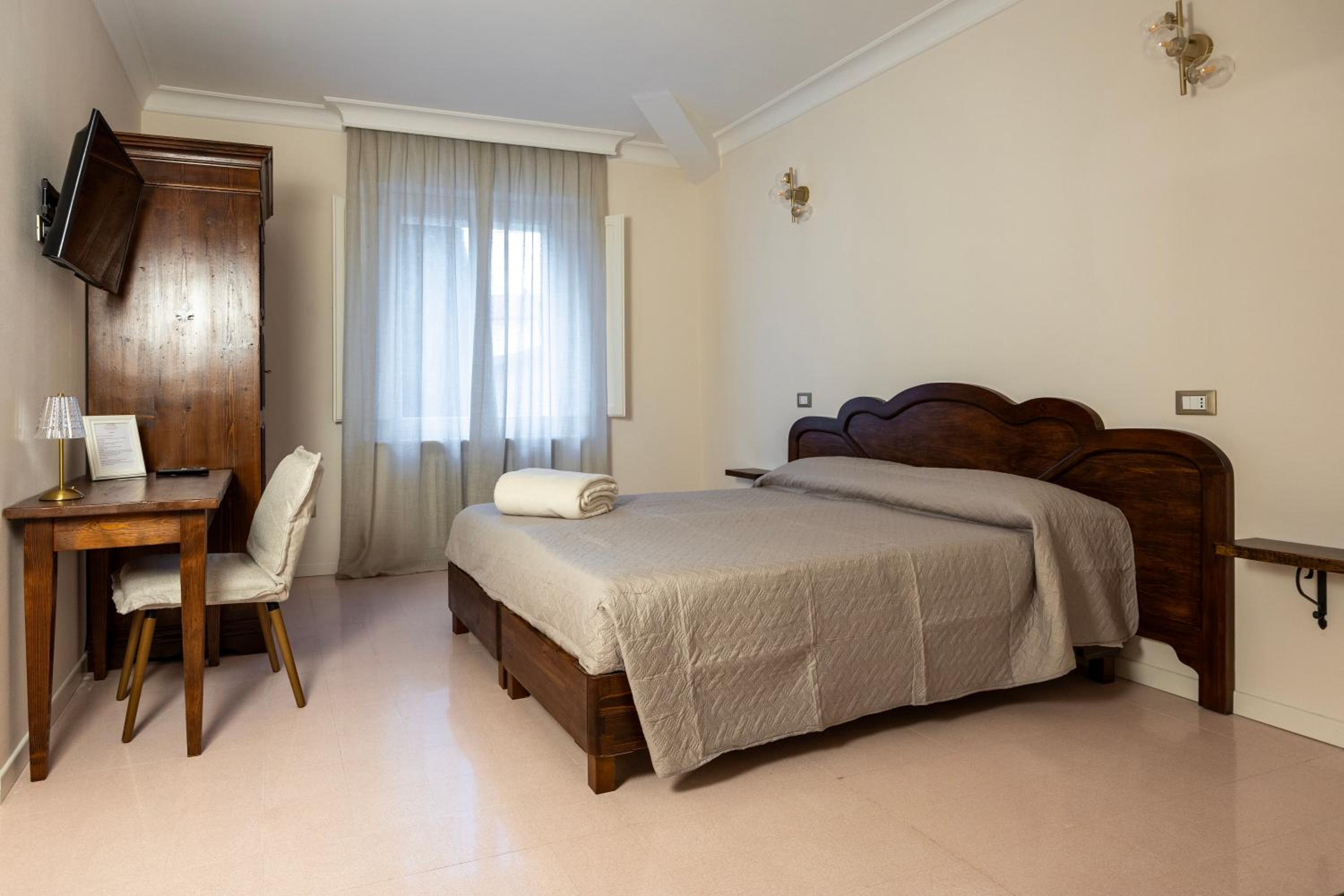 Large Double Room photo 1