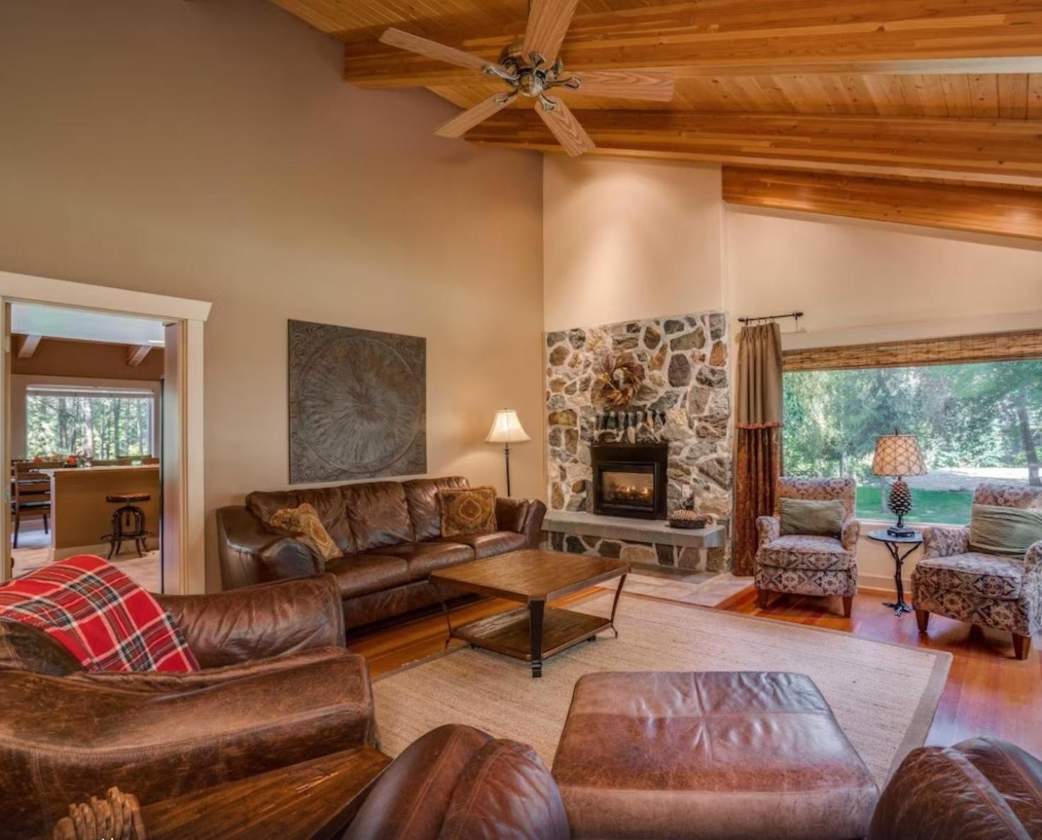 Five-Bedroom House photo 1
