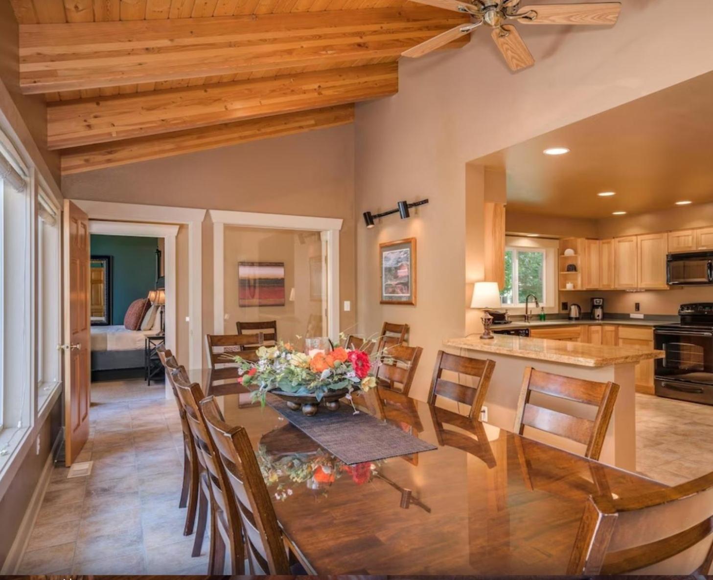 Five-Bedroom House photo 2