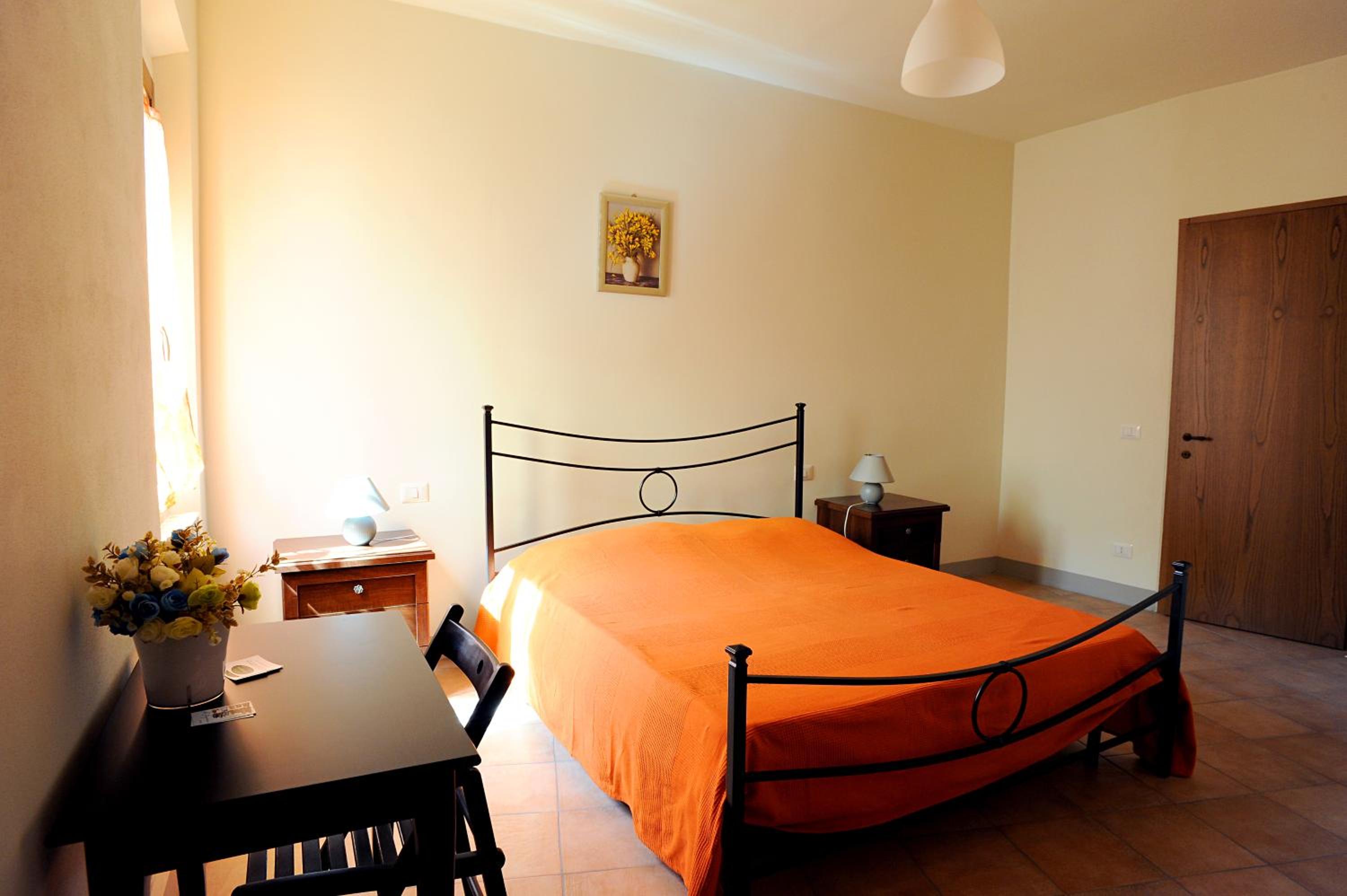 One-Bedroom Apartment - Photo 2