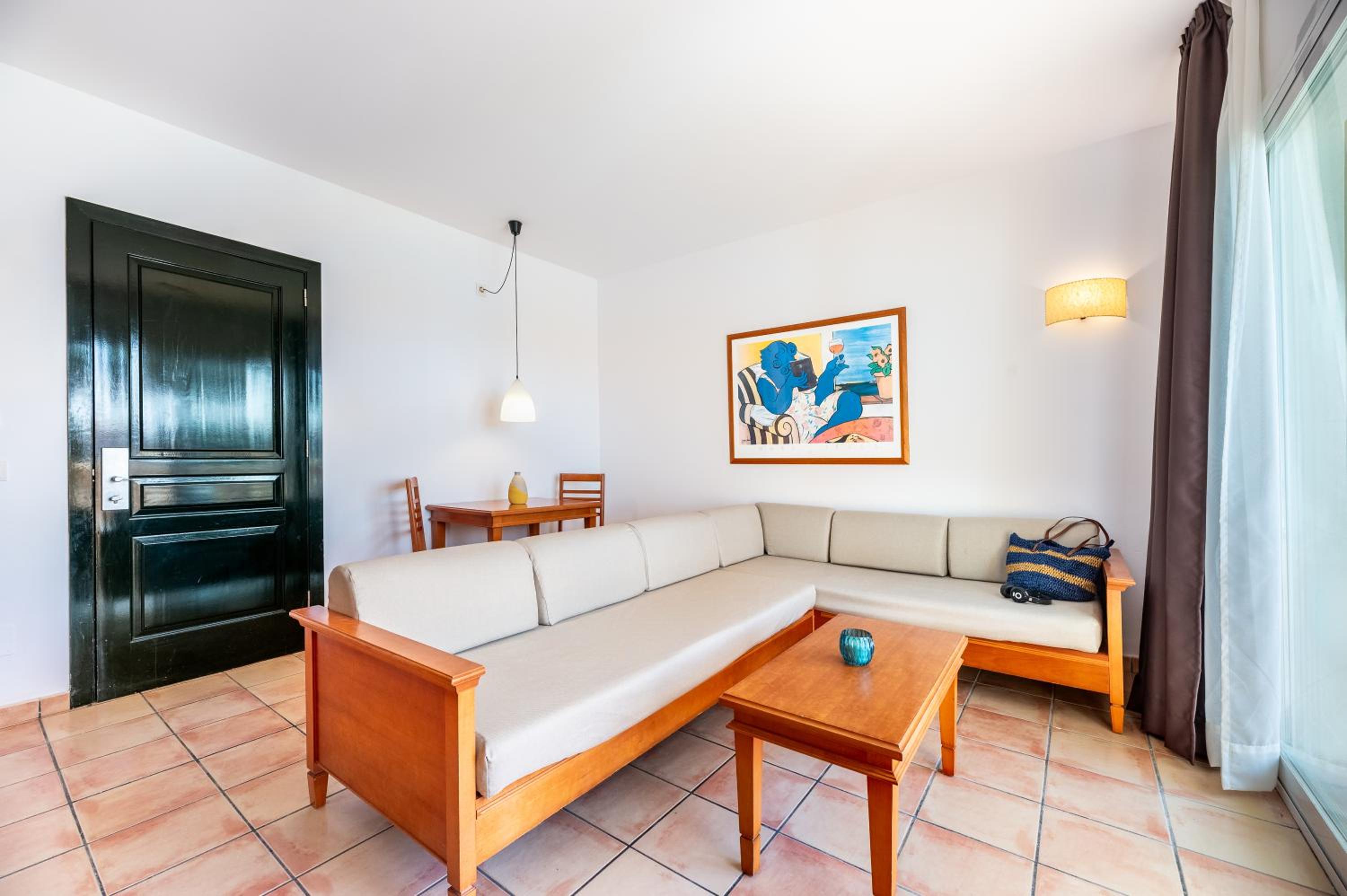One-Bedroom Apartment - Photo 2