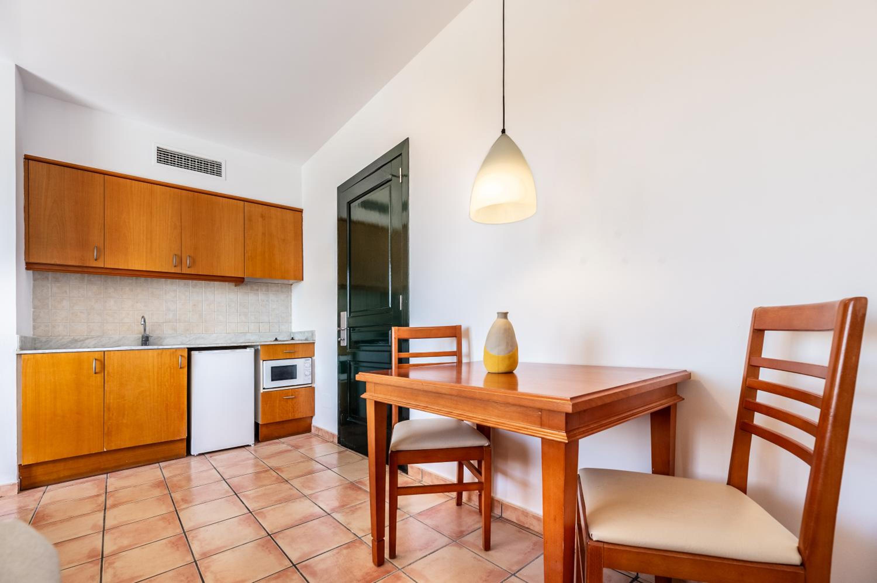 One-Bedroom Apartment - Photo 8