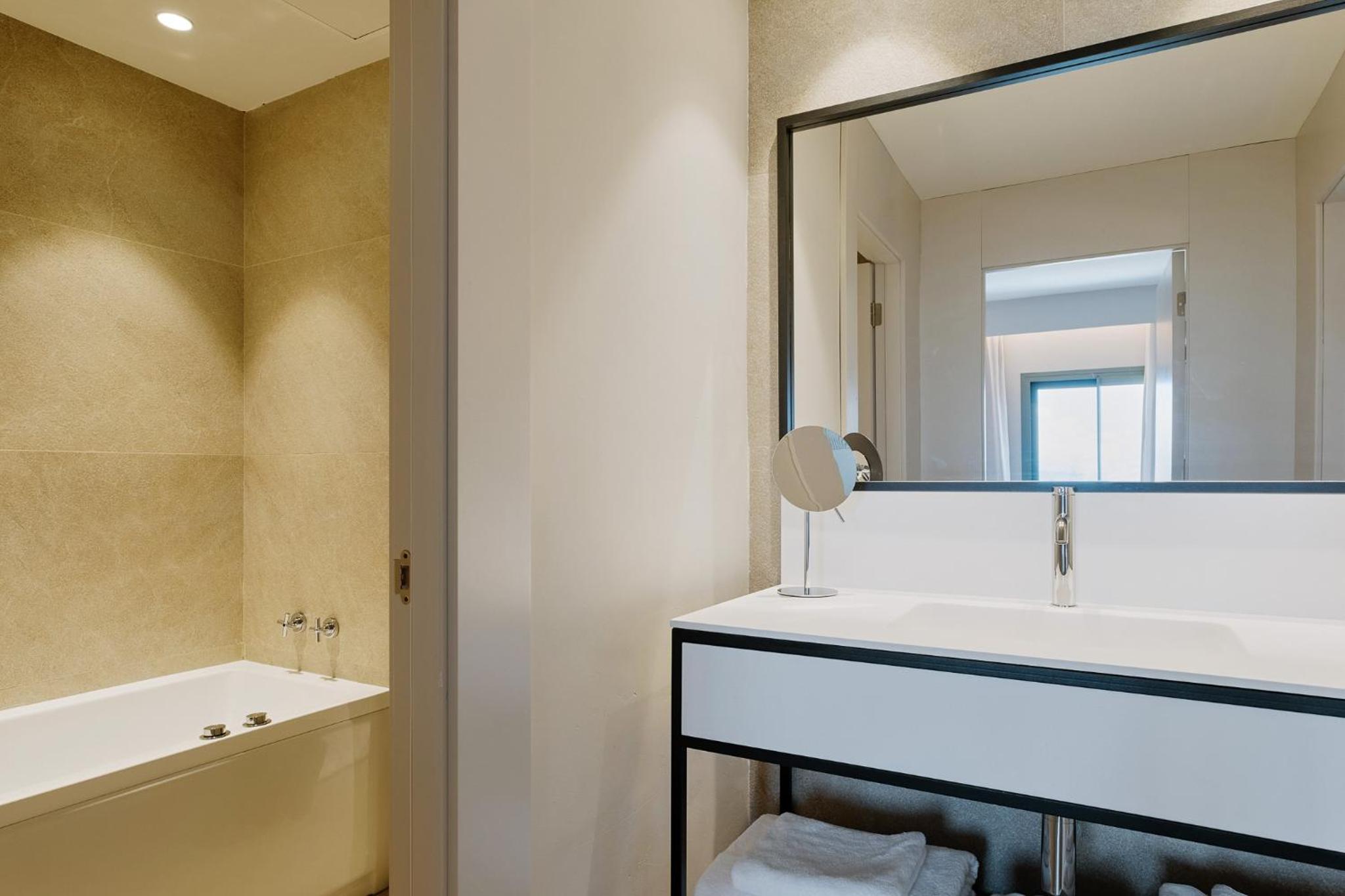 One Bedroom Suite with Hot Tub at Penthouse