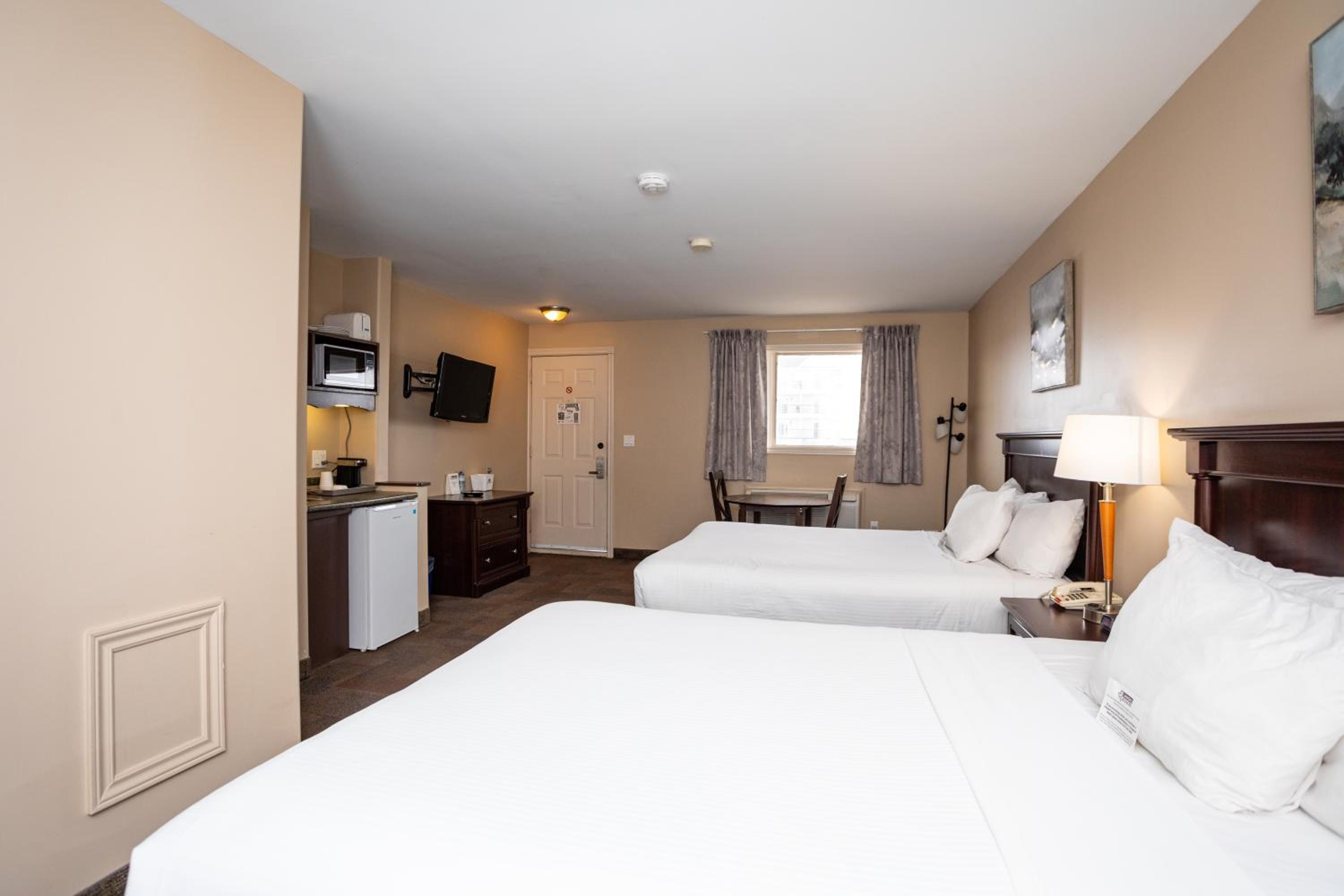 Queen Suite with Kitchenette - Non Smoking