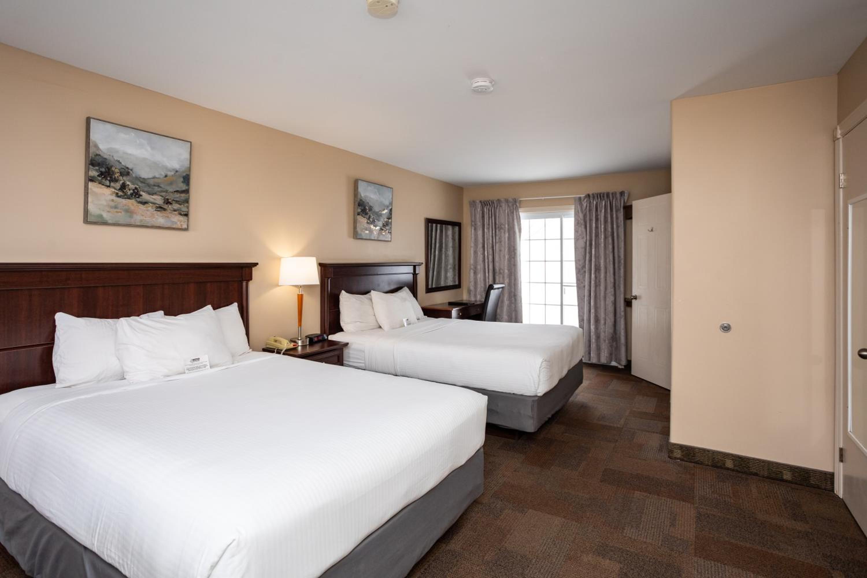 Queen Room with Two Queen Beds - Non-Smoking - Photo 3