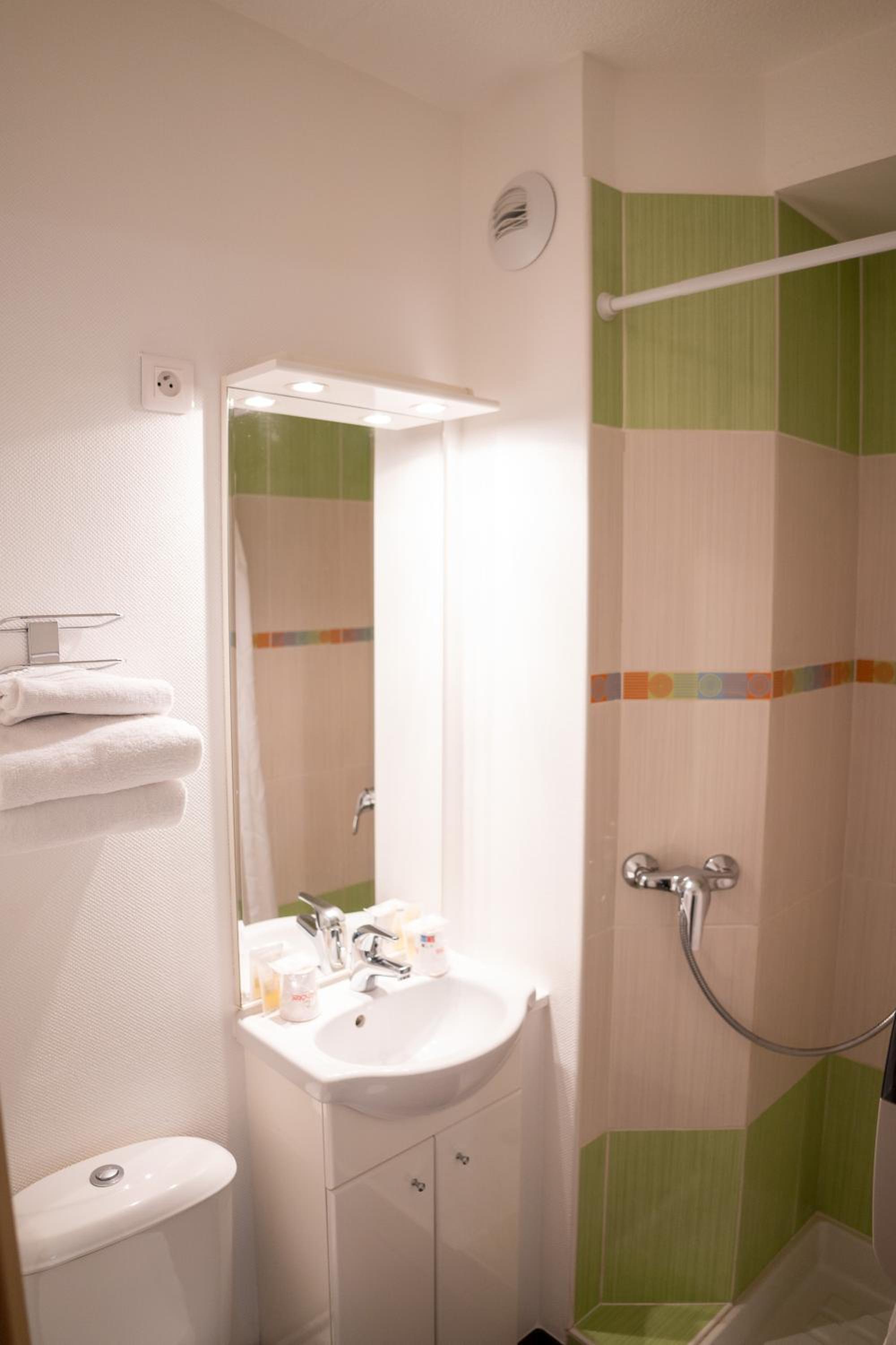 Double Room with Air-Conditioning - Photo 4
