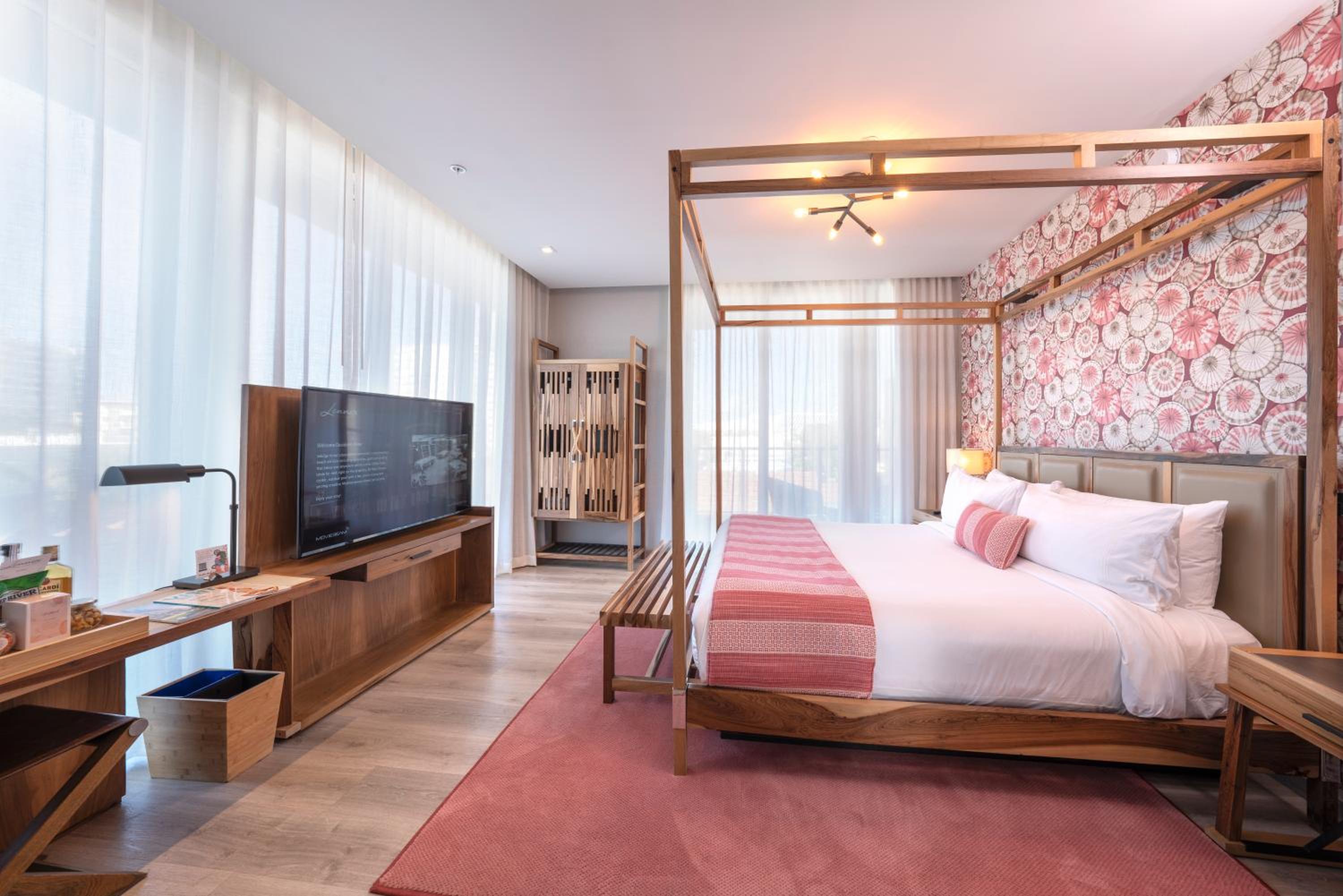King Room with Balcony - Photo 4