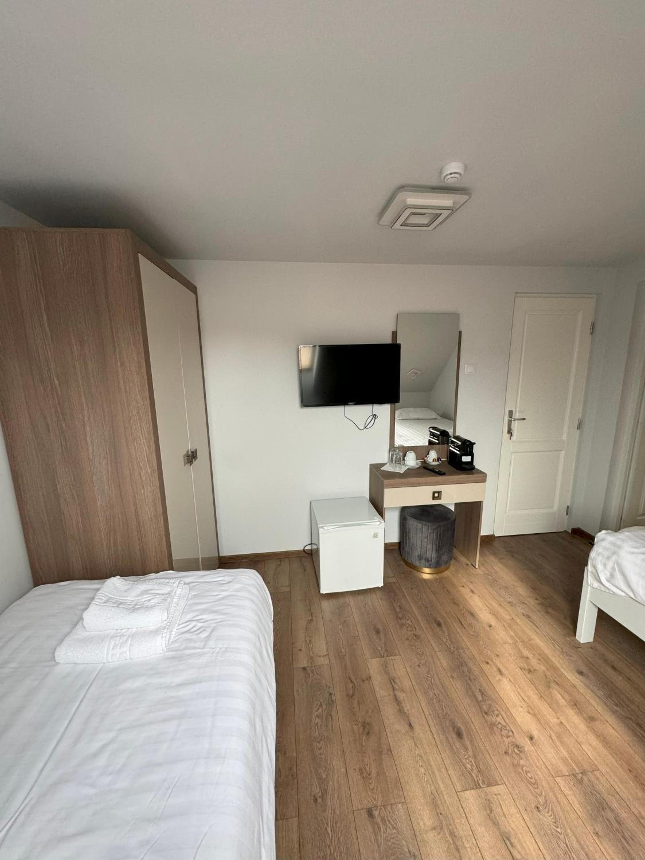 Economy Twin Room photo 1