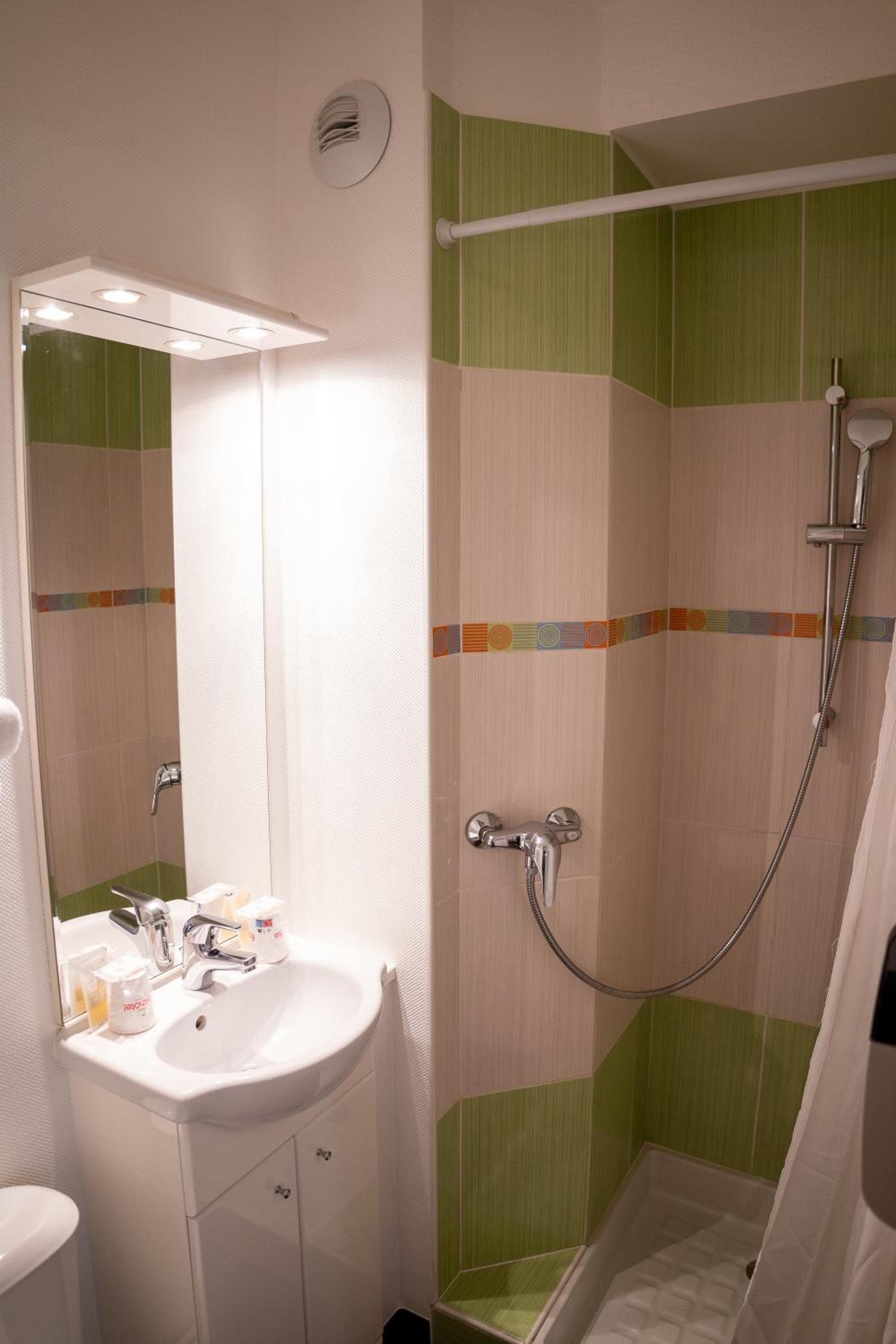 Double Room with Air-Conditioning - Photo 7