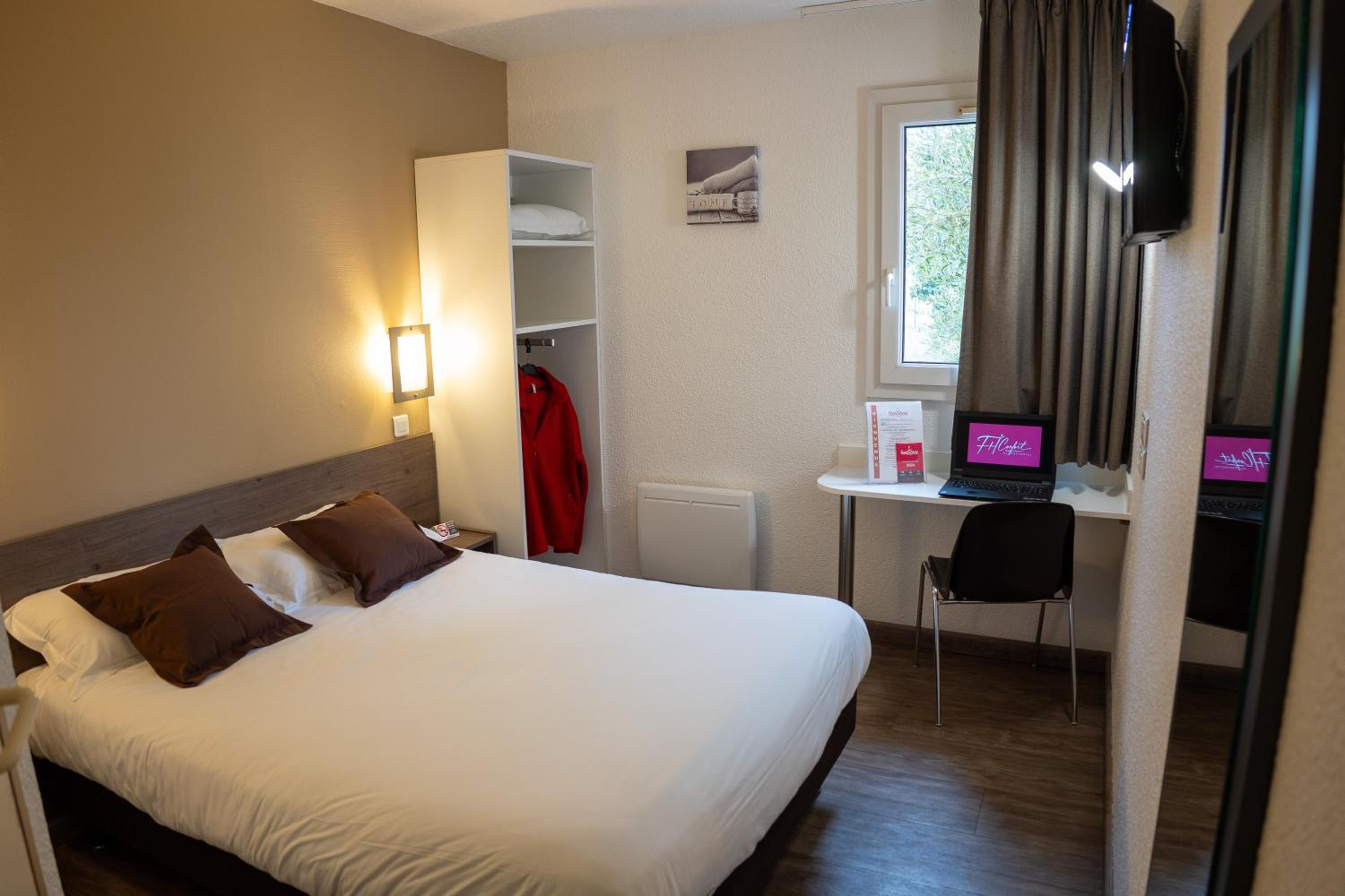 Double Room with Air-Conditioning - Photo 11