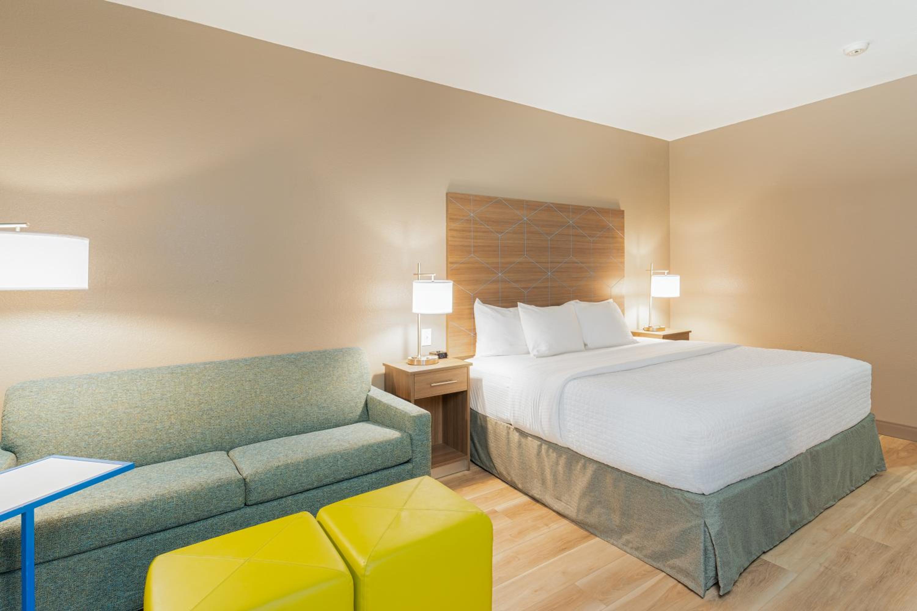 Deluxe King Room - Mobility Access/Non-Smoking - Photo 3