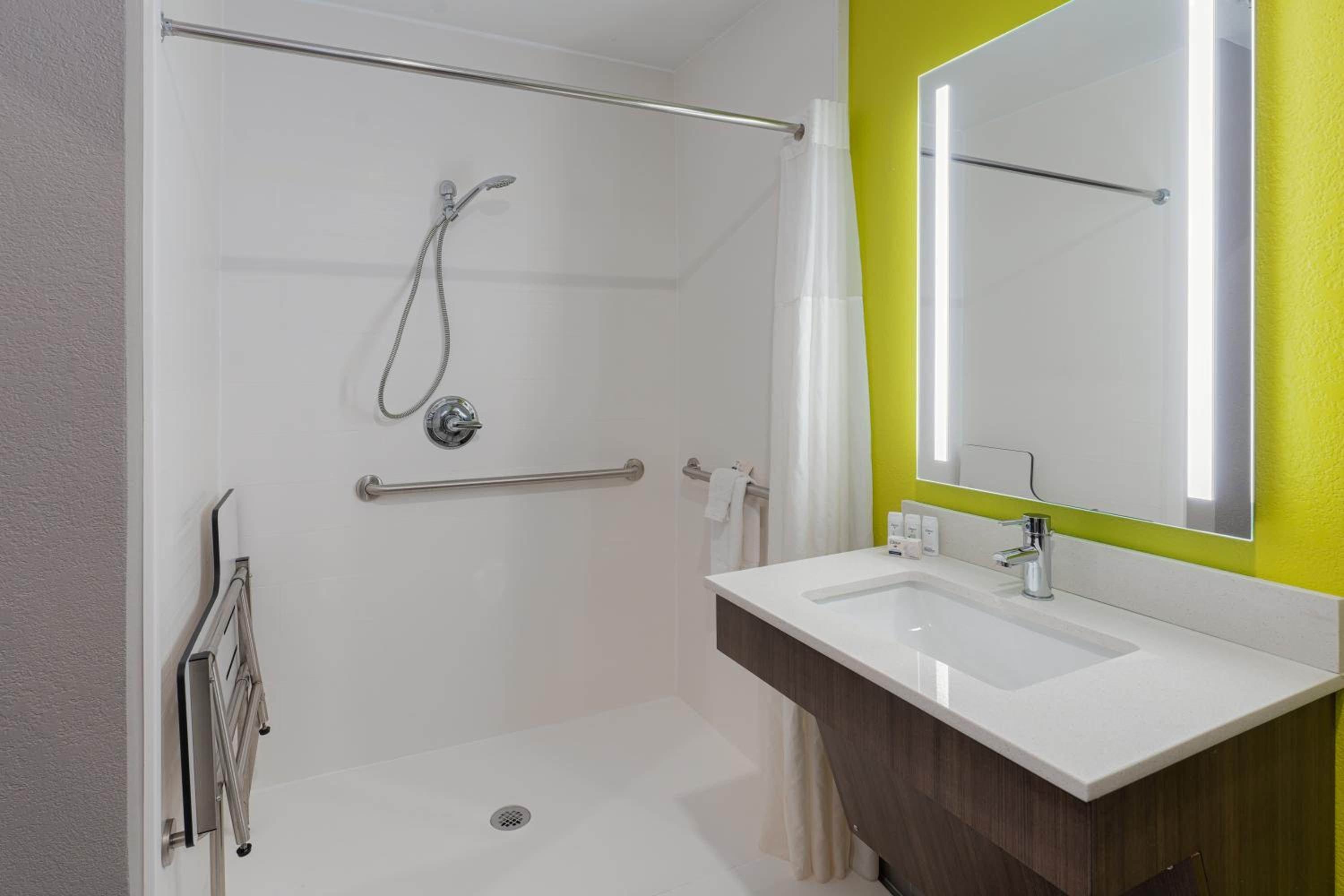 Deluxe King Room - Mobility Access/Non-Smoking - Photo 2