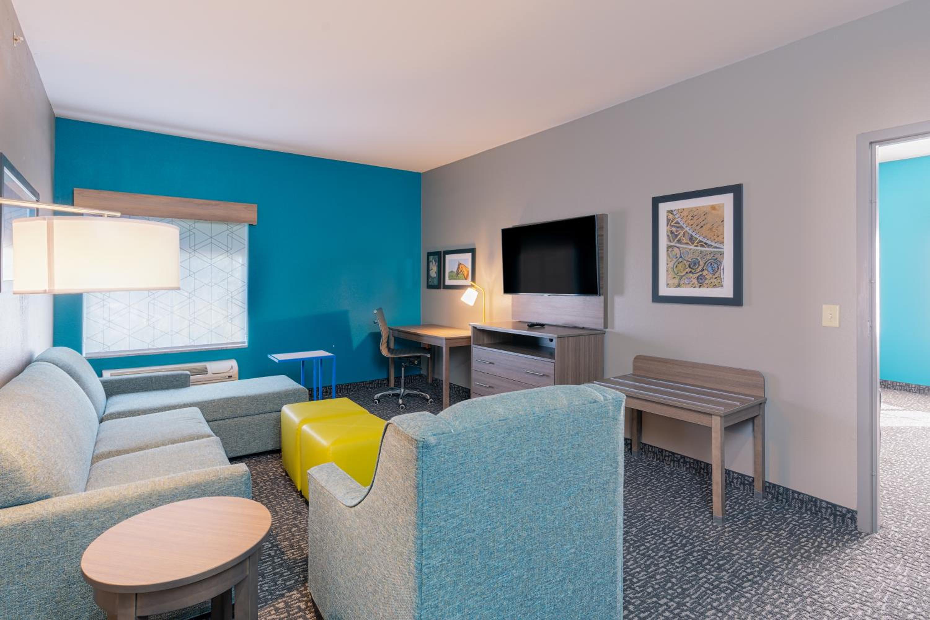 One Bedroom King Suite - Non Smoking  - Photo 2
