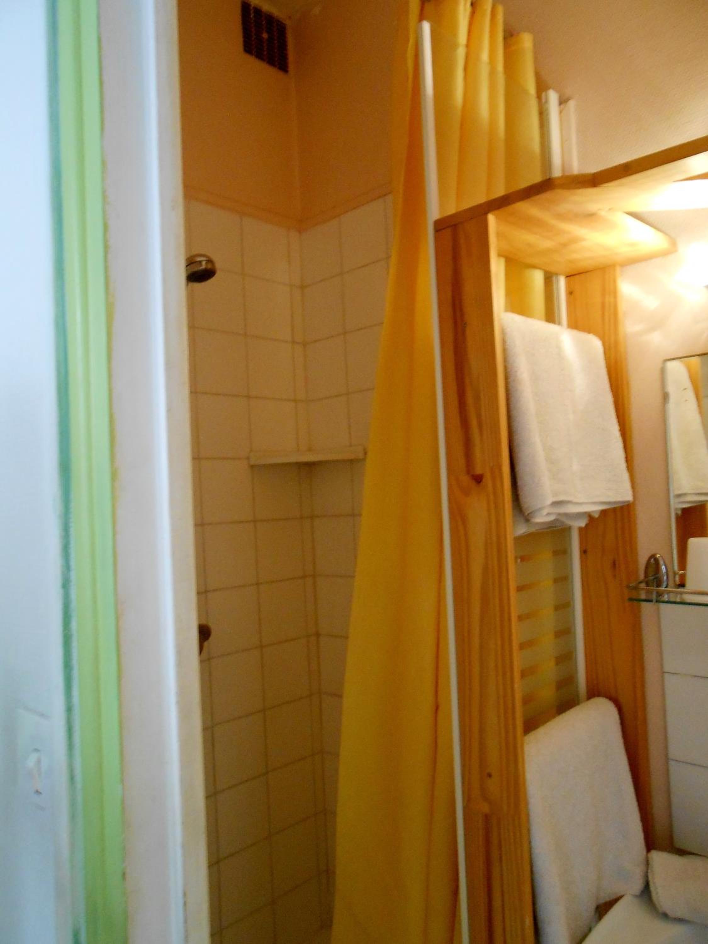 Small Twin Room - Photo 5