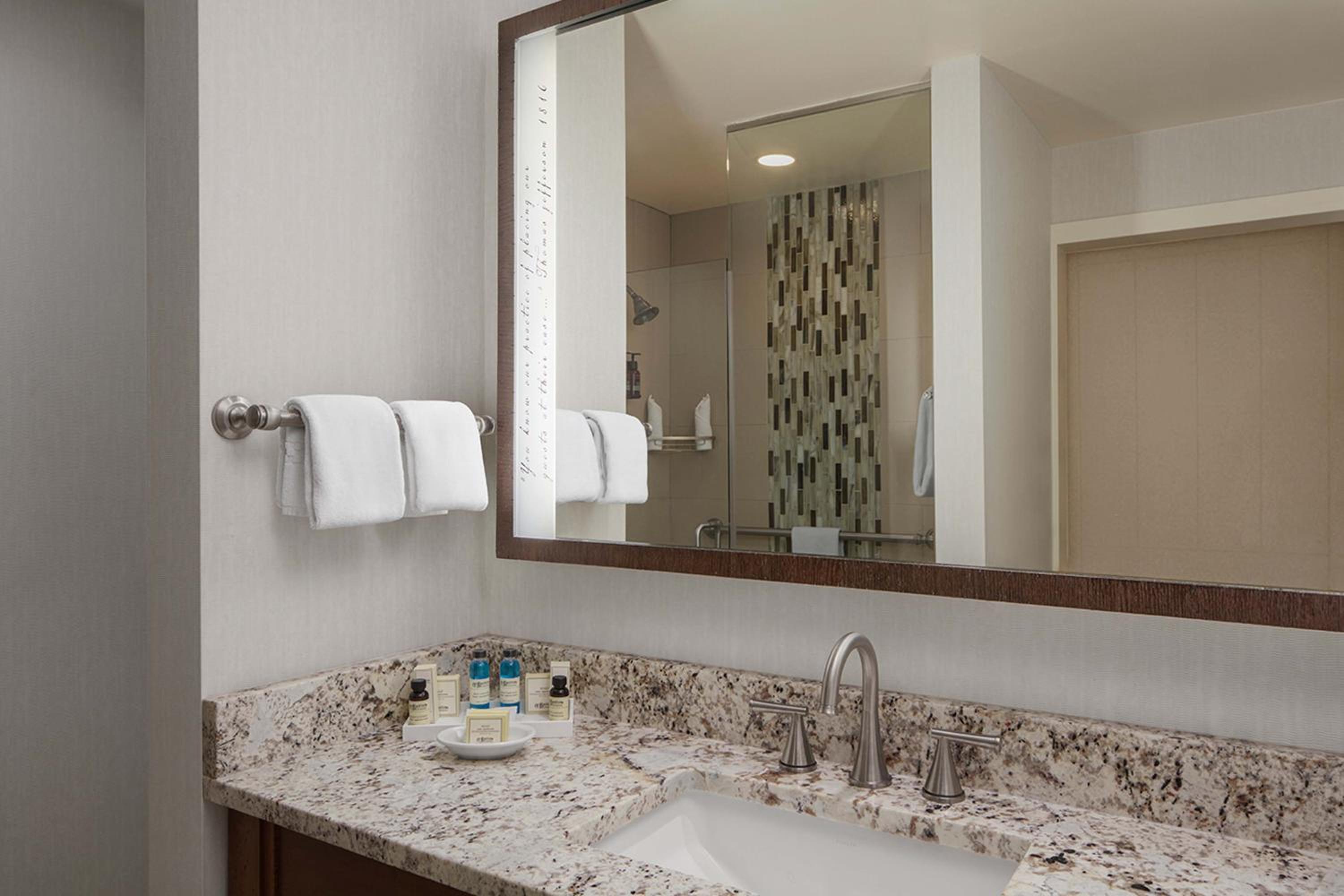 Standard King Room - Photo 7