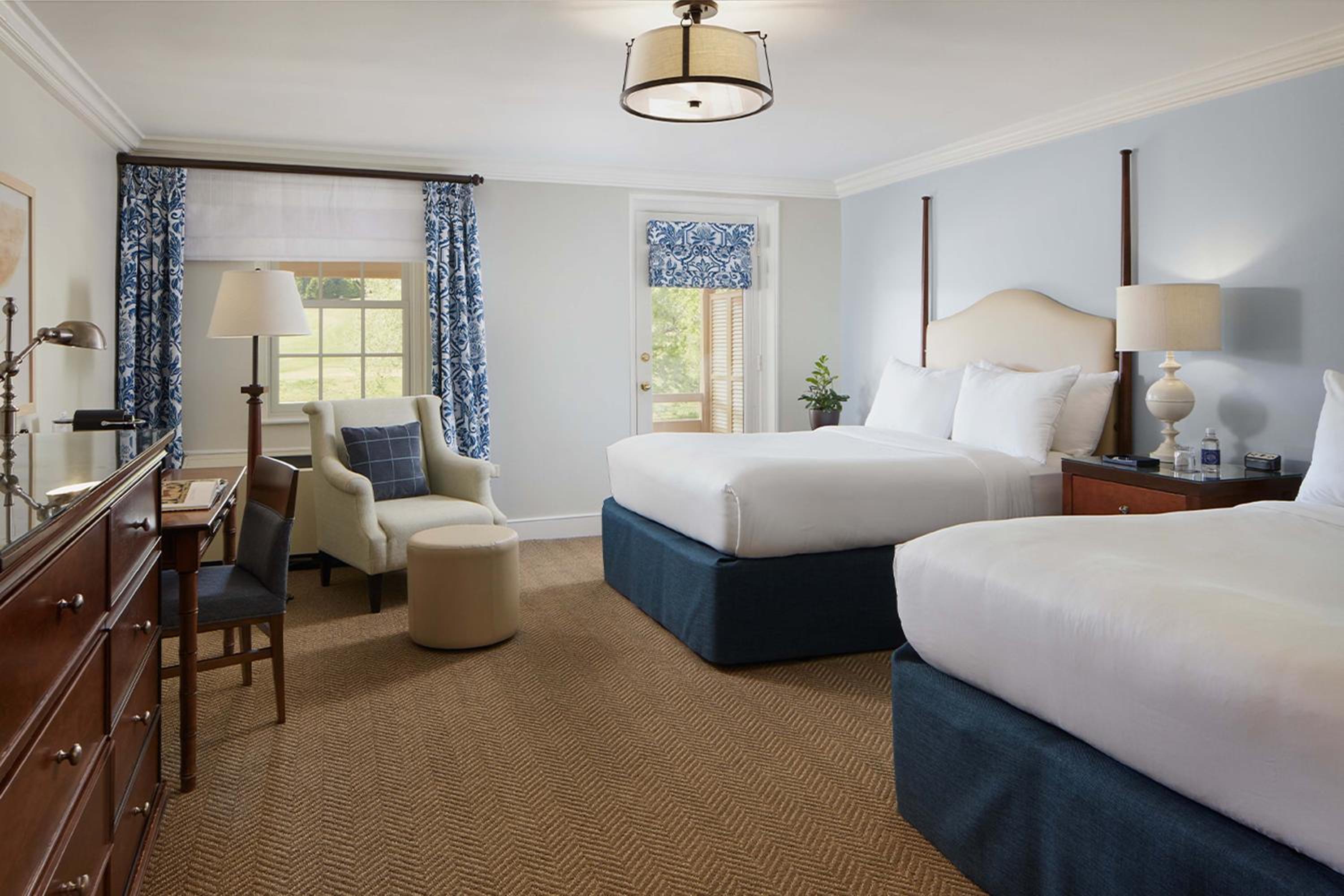 Standard Queen Room with Two Queen Beds - Photo 4