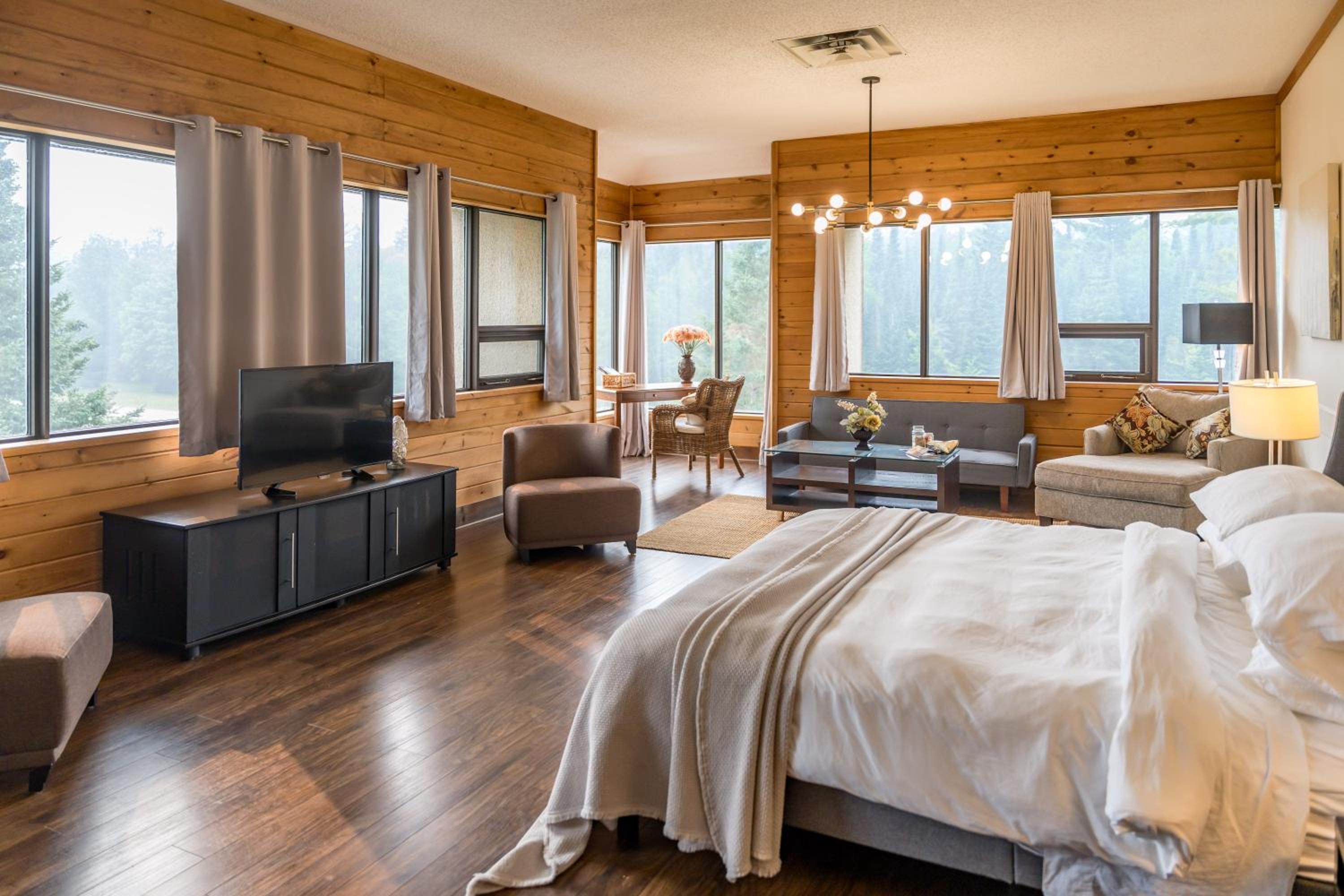 Deluxe King Suite