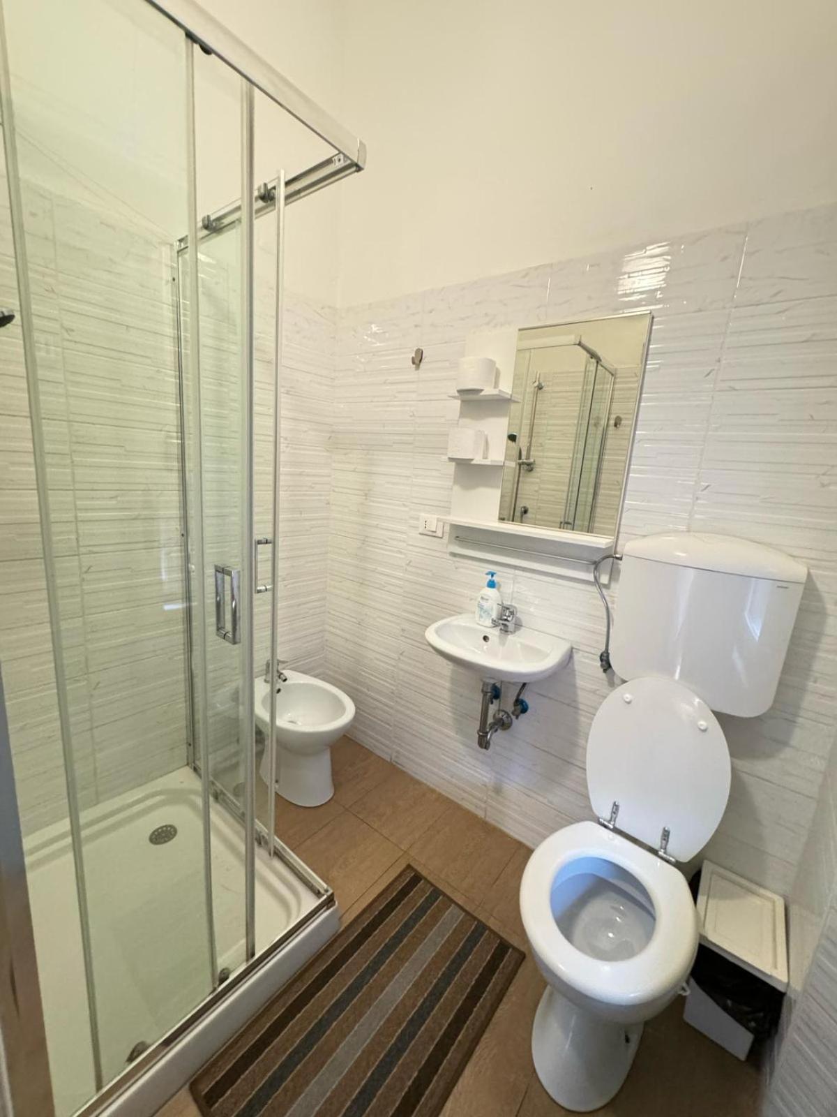 Double Room with Private Bathroom - Photo 10