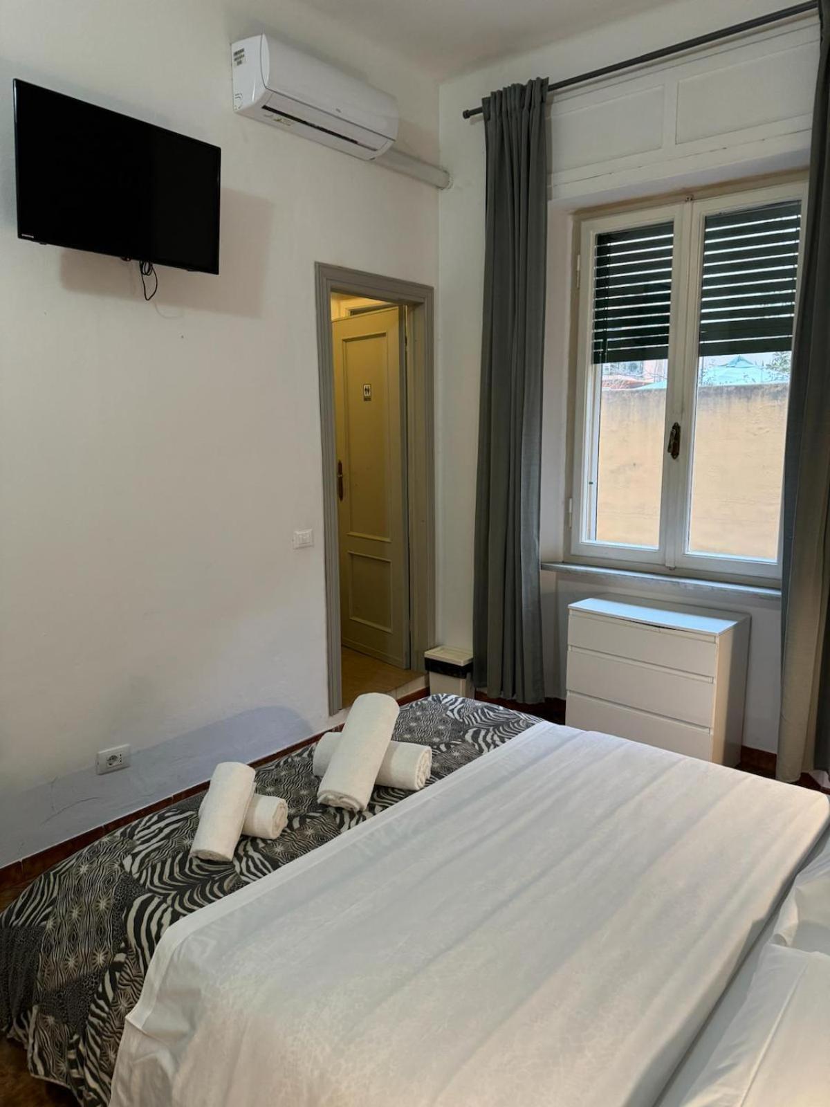 Double Room with Private Bathroom - Photo 9