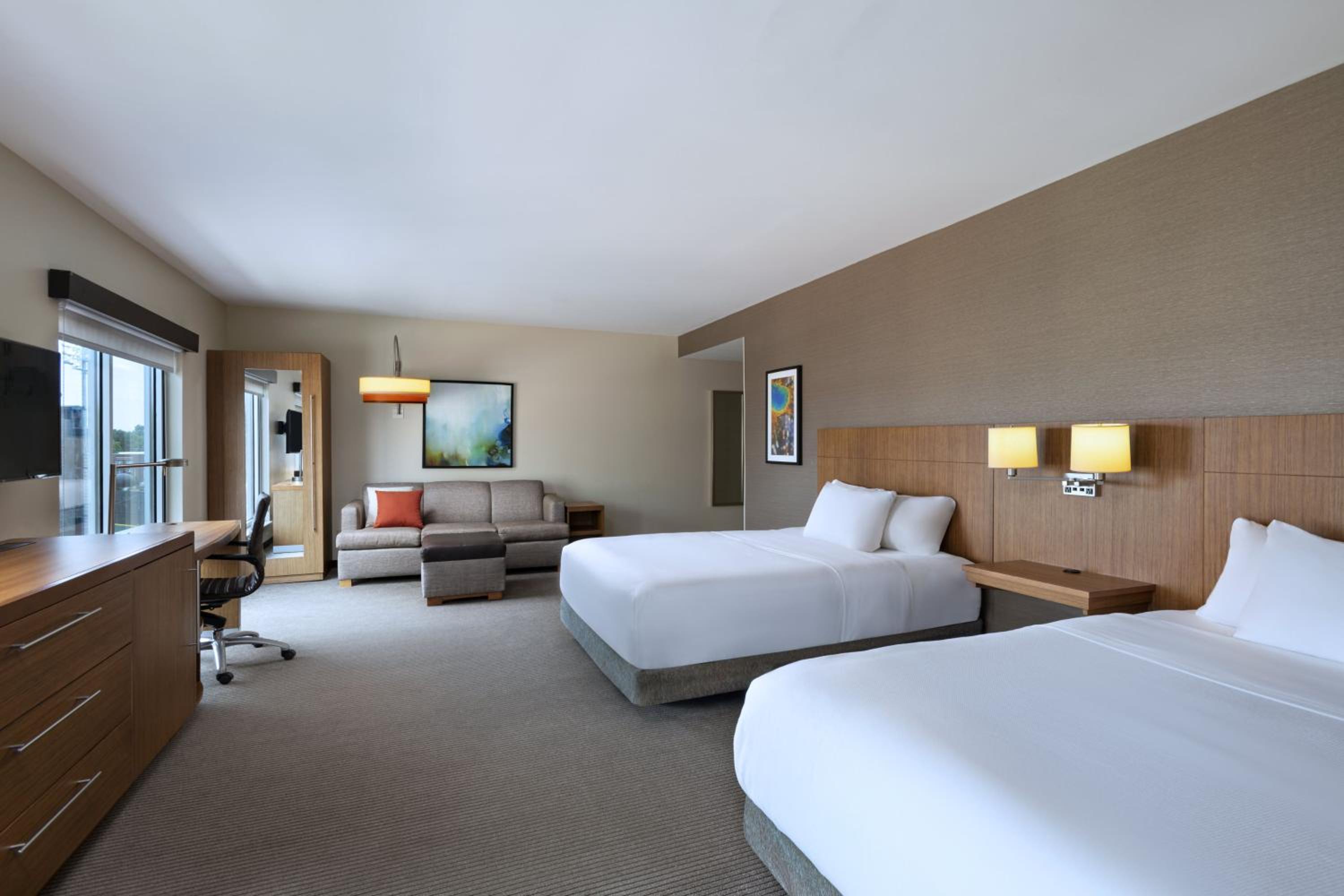 Queen Room with Two Queen Beds with Sofa Bed and Tub - Disability Access - Photo 3