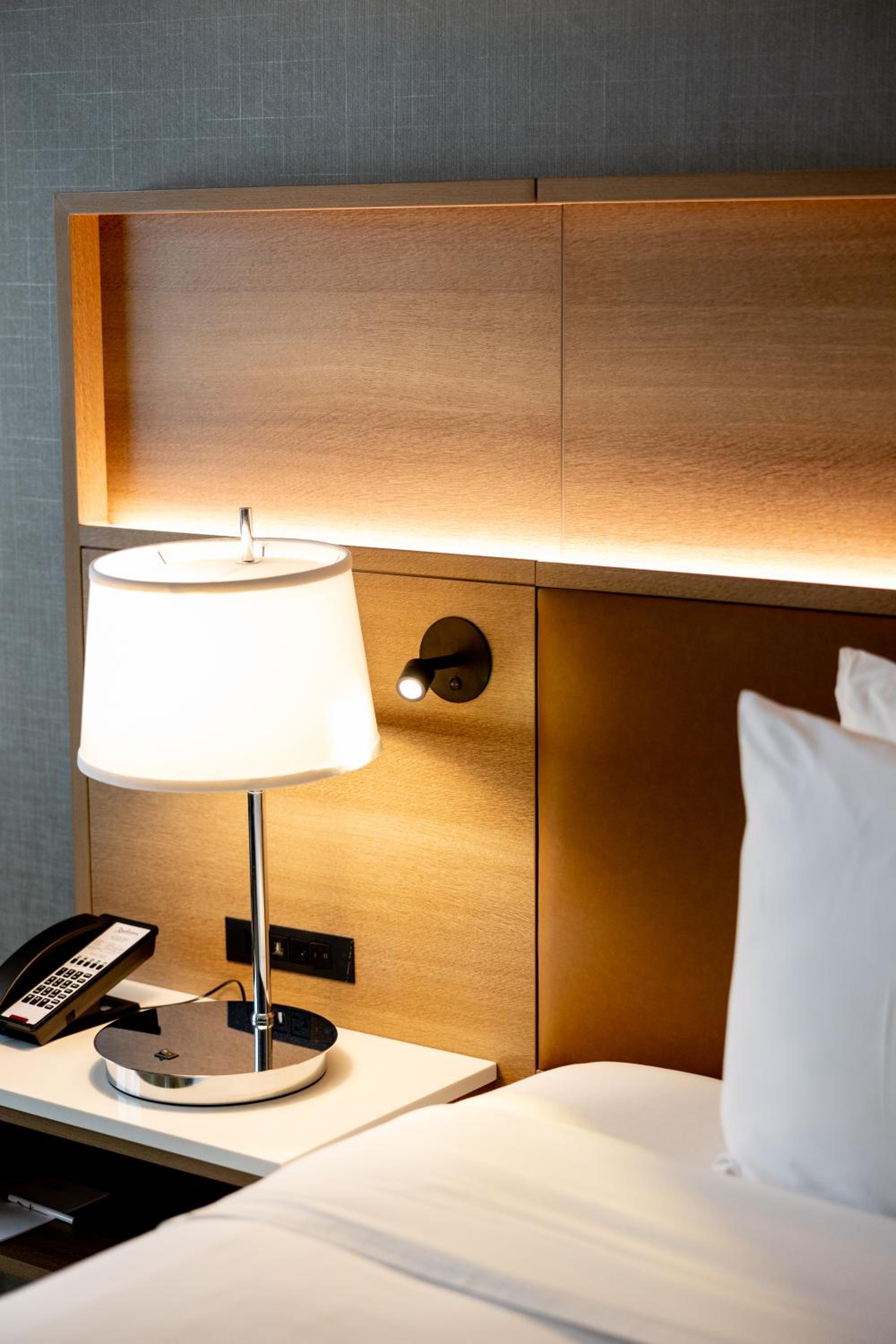 King Room - Disability Access/Non-Smoking with Executive Lounge Access - Photo 8