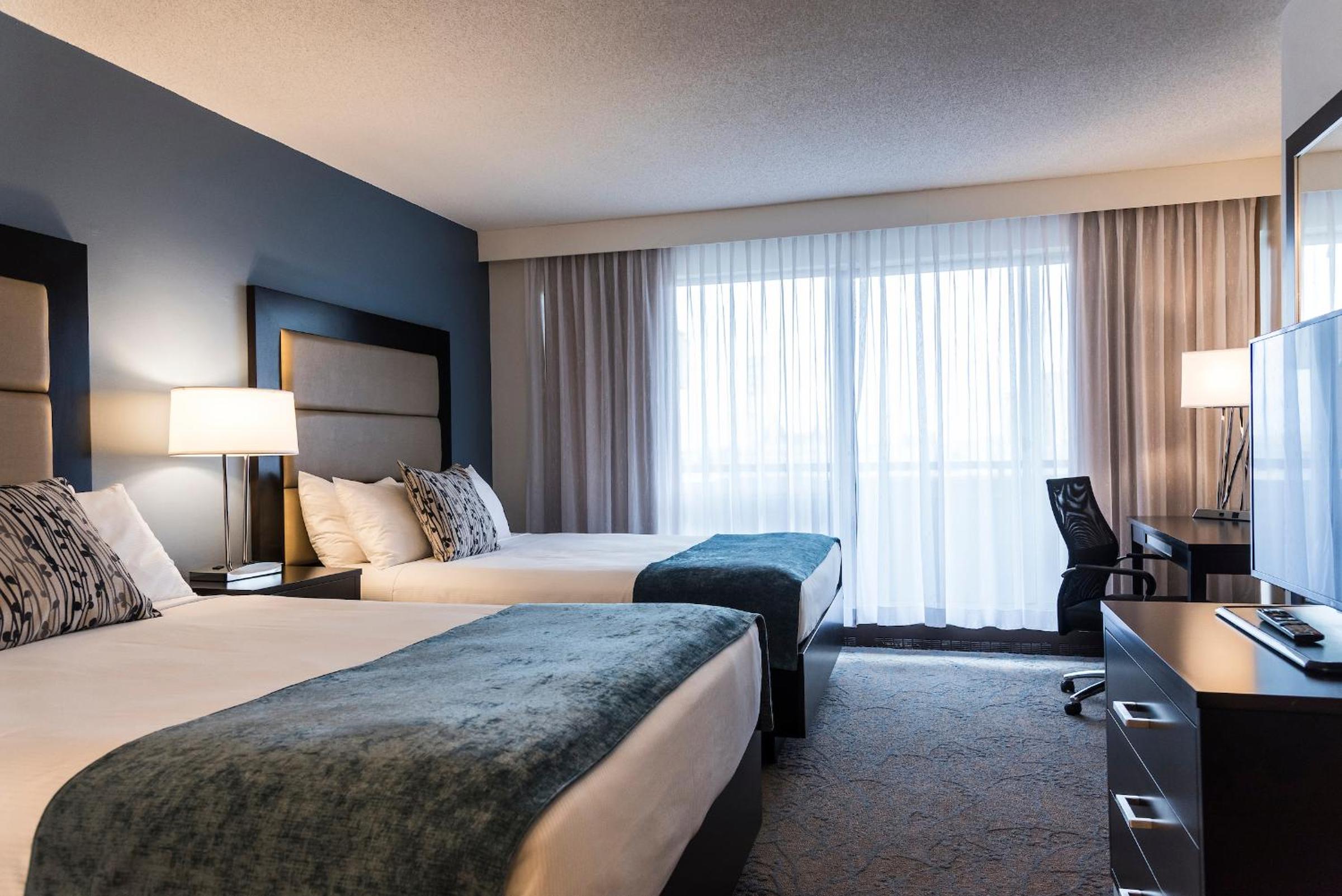 Deluxe Queen Room with Two Queen Beds - Photo 4