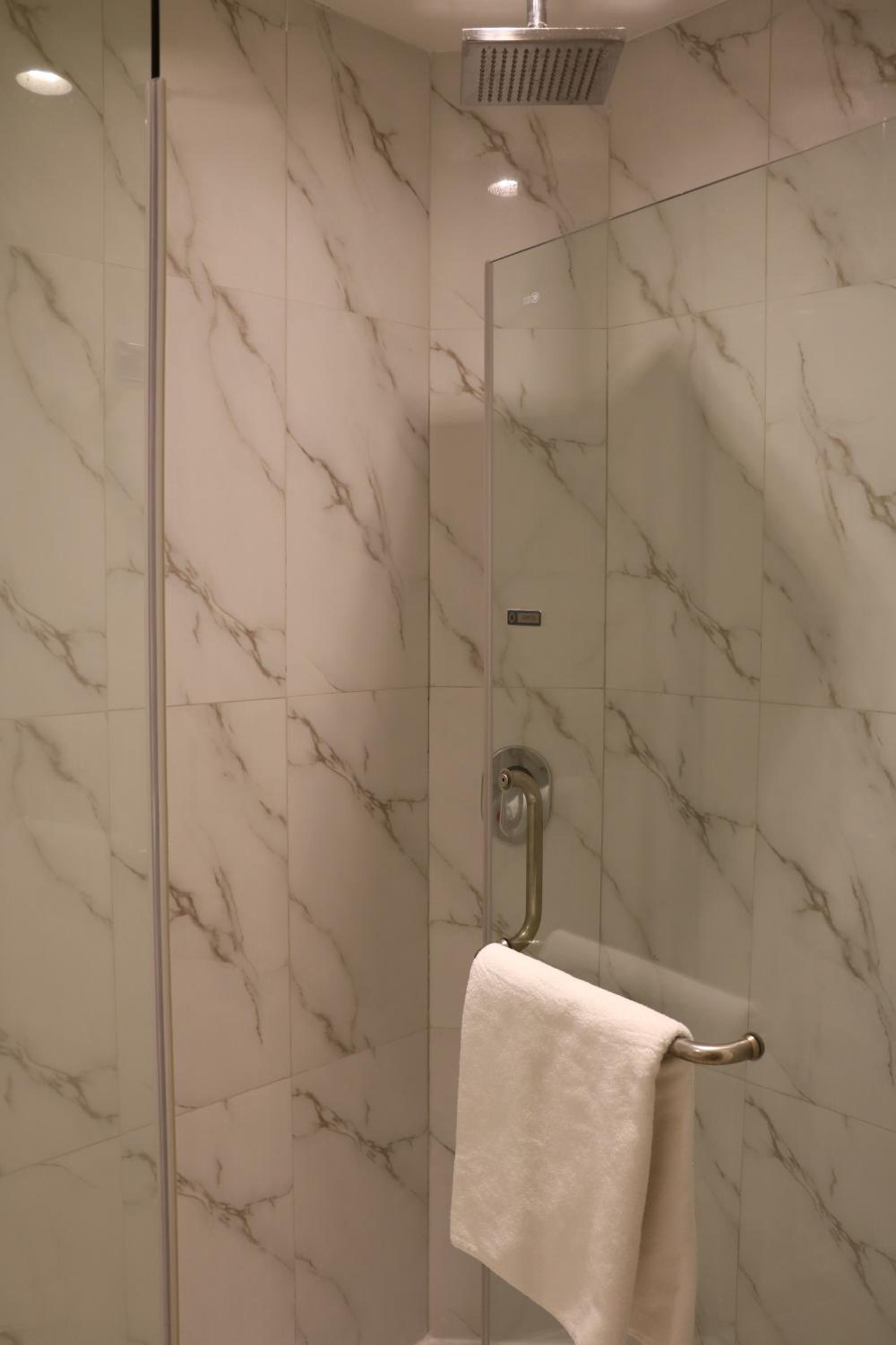 Deluxe King Room - Photo 2