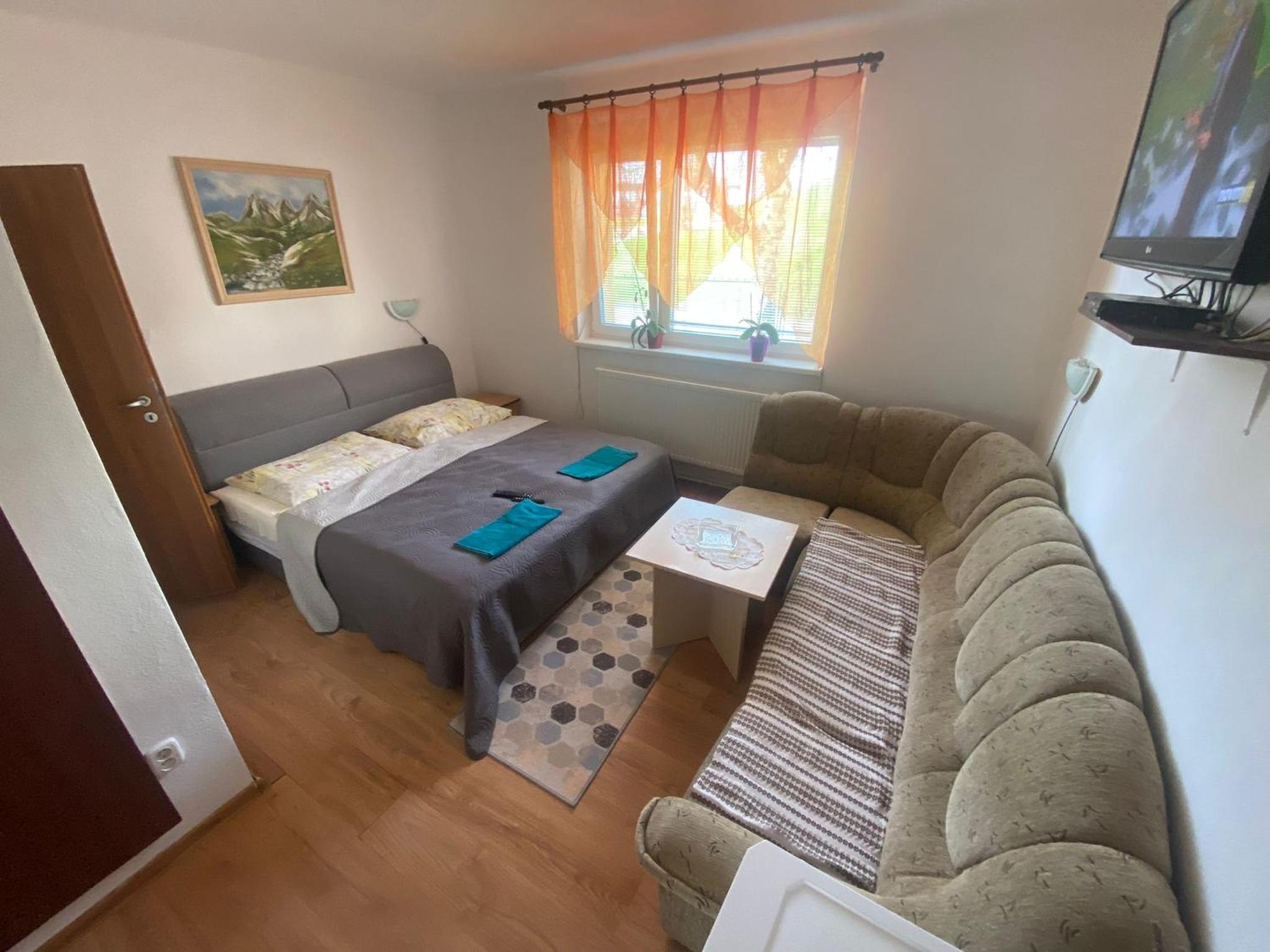 Double Room with Private Bathroom - Photo 10