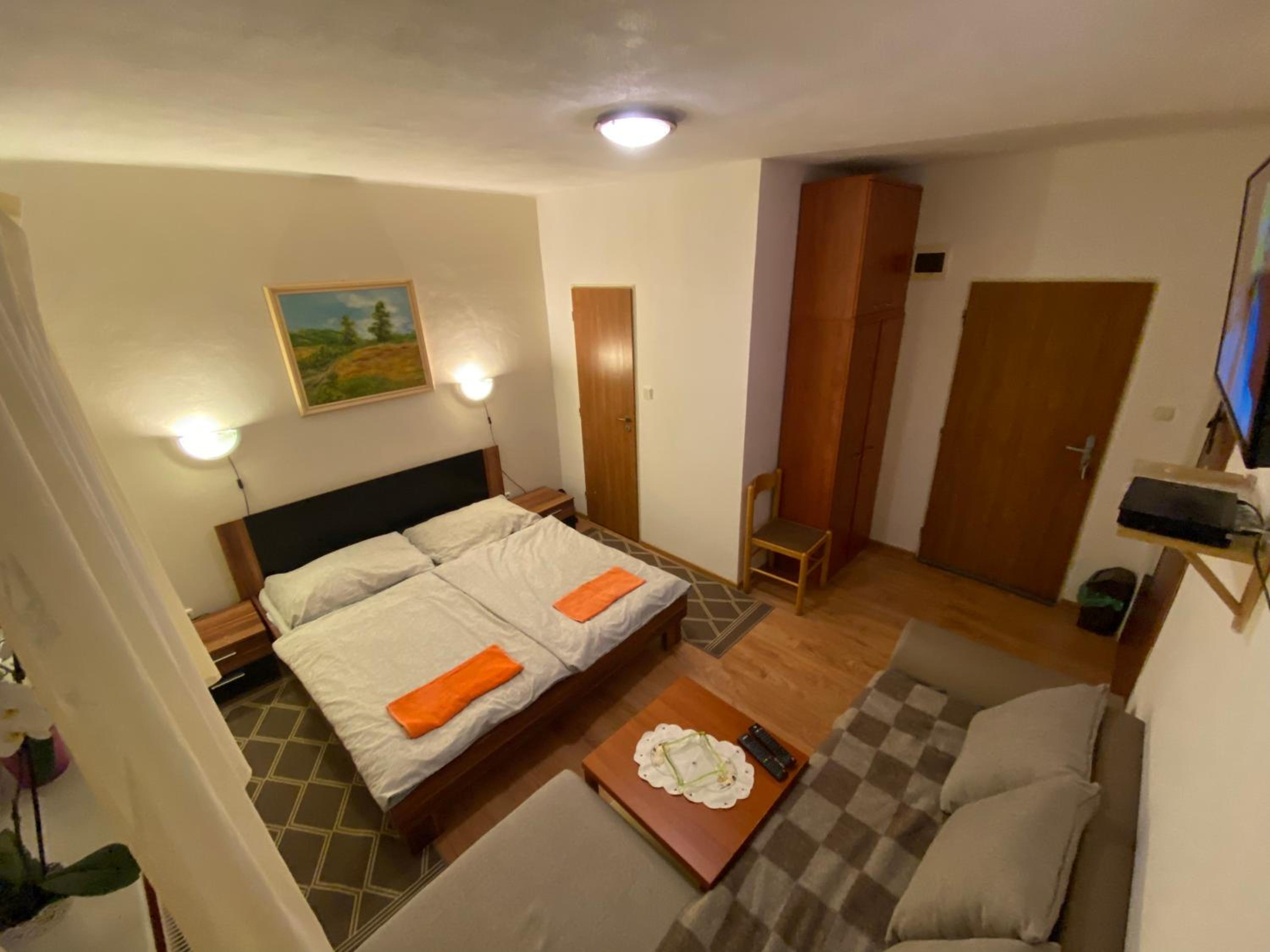 Double Room with Private Bathroom - Photo 9