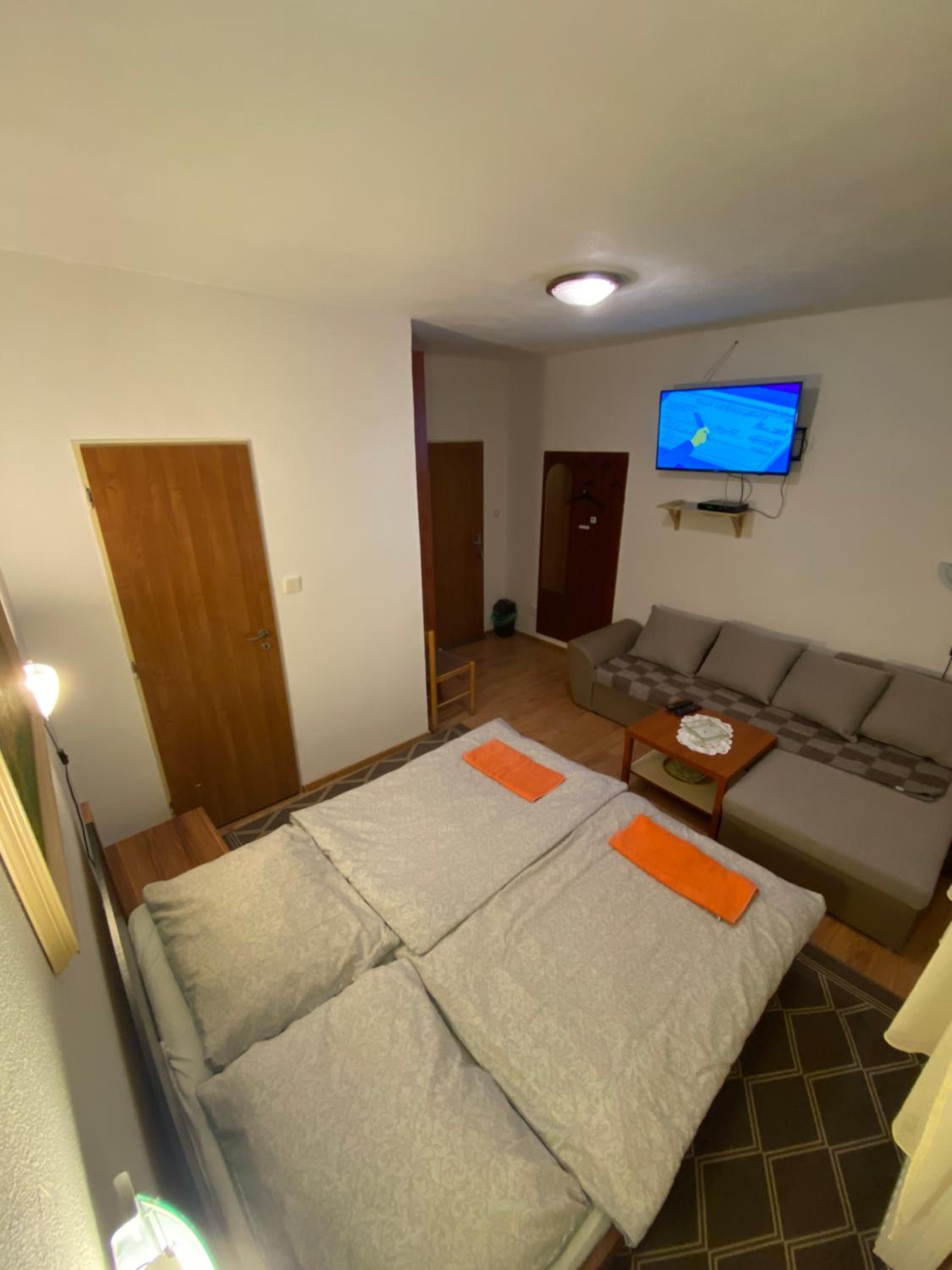 Double Room with Private Bathroom - Photo 2