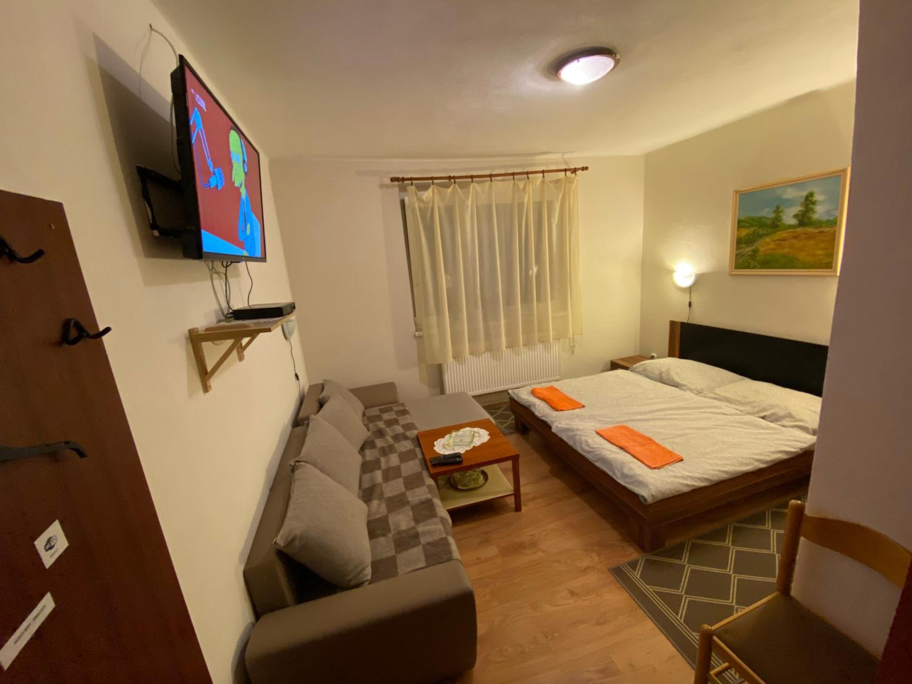 Double Room with Private Bathroom - Photo 7