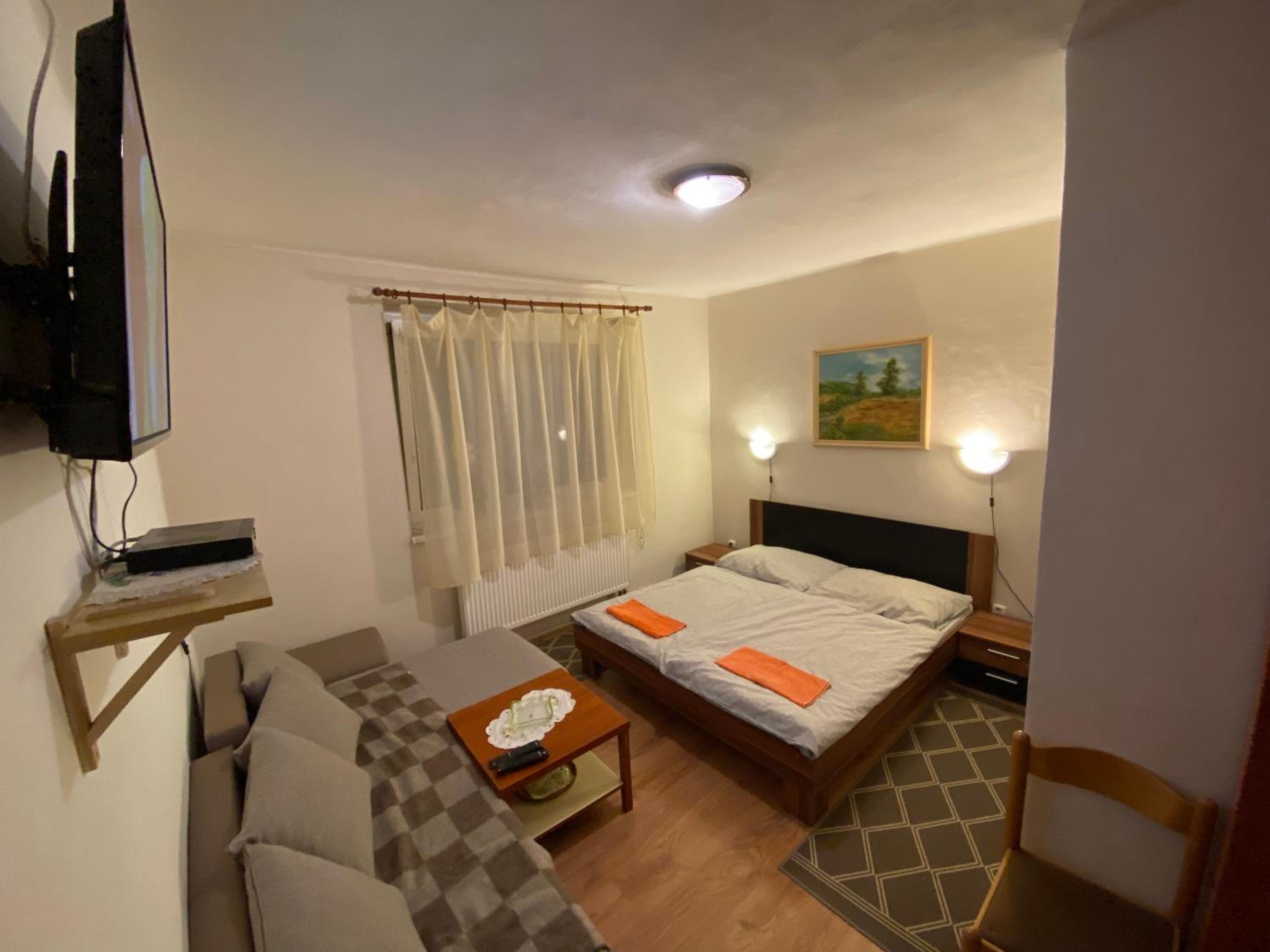 Double Room with Private Bathroom - Photo 3