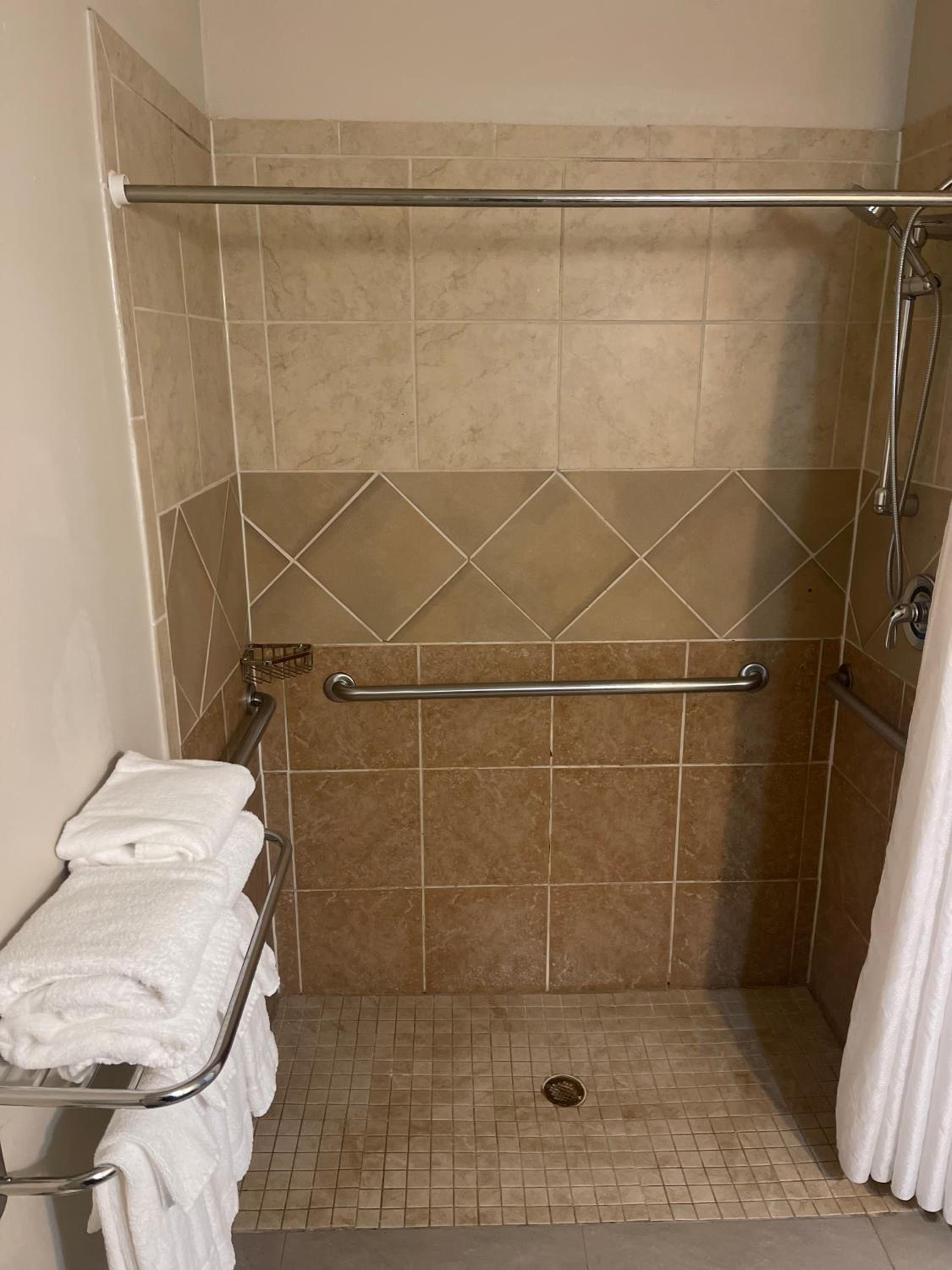 Quadruple Room with Two Queen Beds and Roll-In Shower - Disability Access/Non Smoking - Photo 3