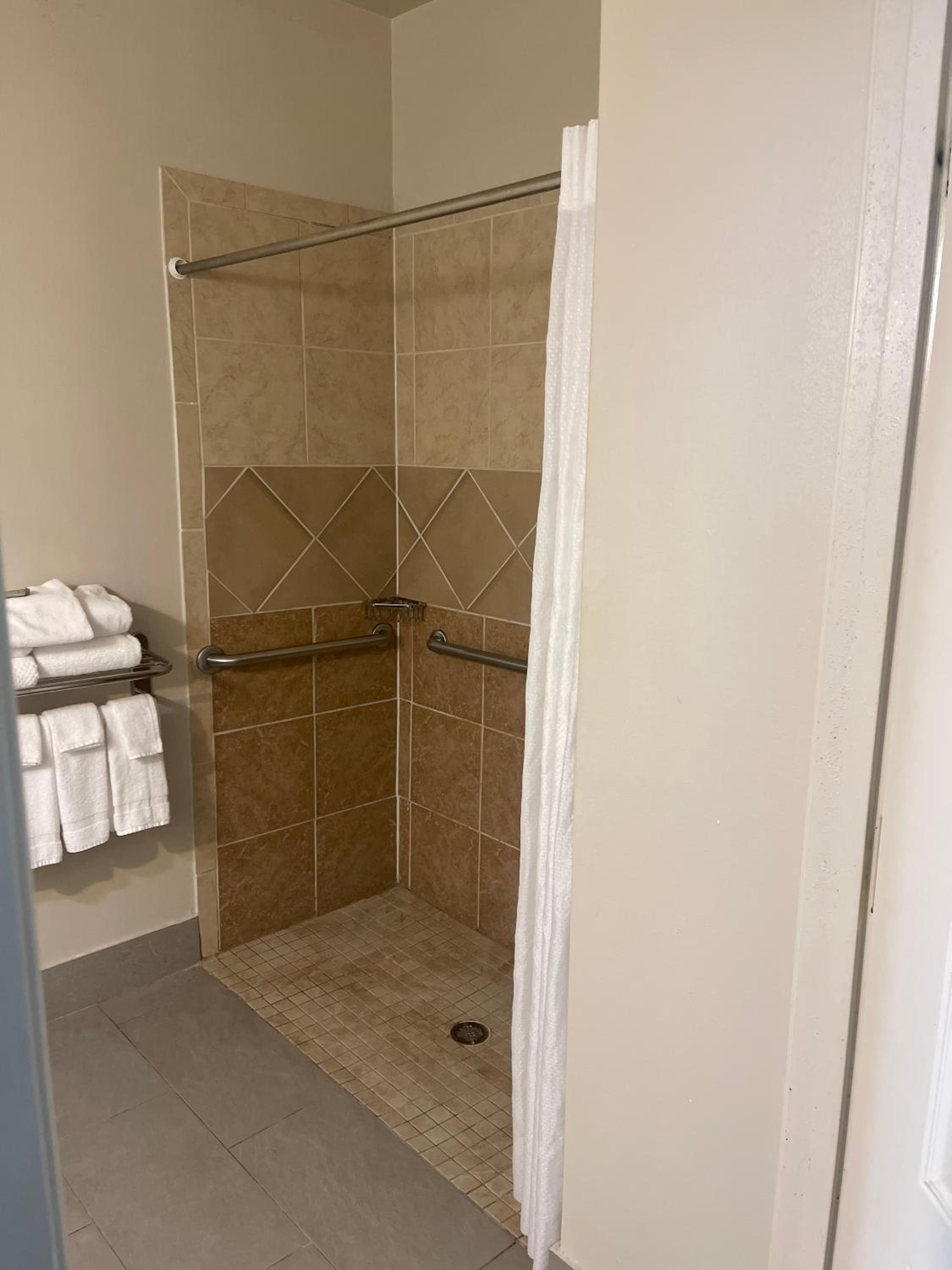 Quadruple Room with Two Queen Beds and Roll-In Shower - Disability Access/Non Smoking - Photo 4