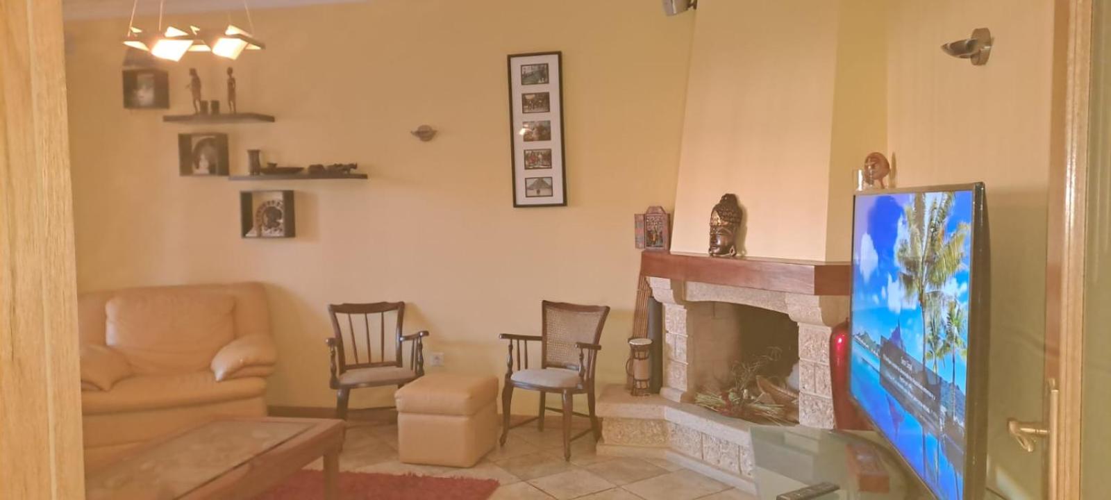 Five-Bedroom House photo 1