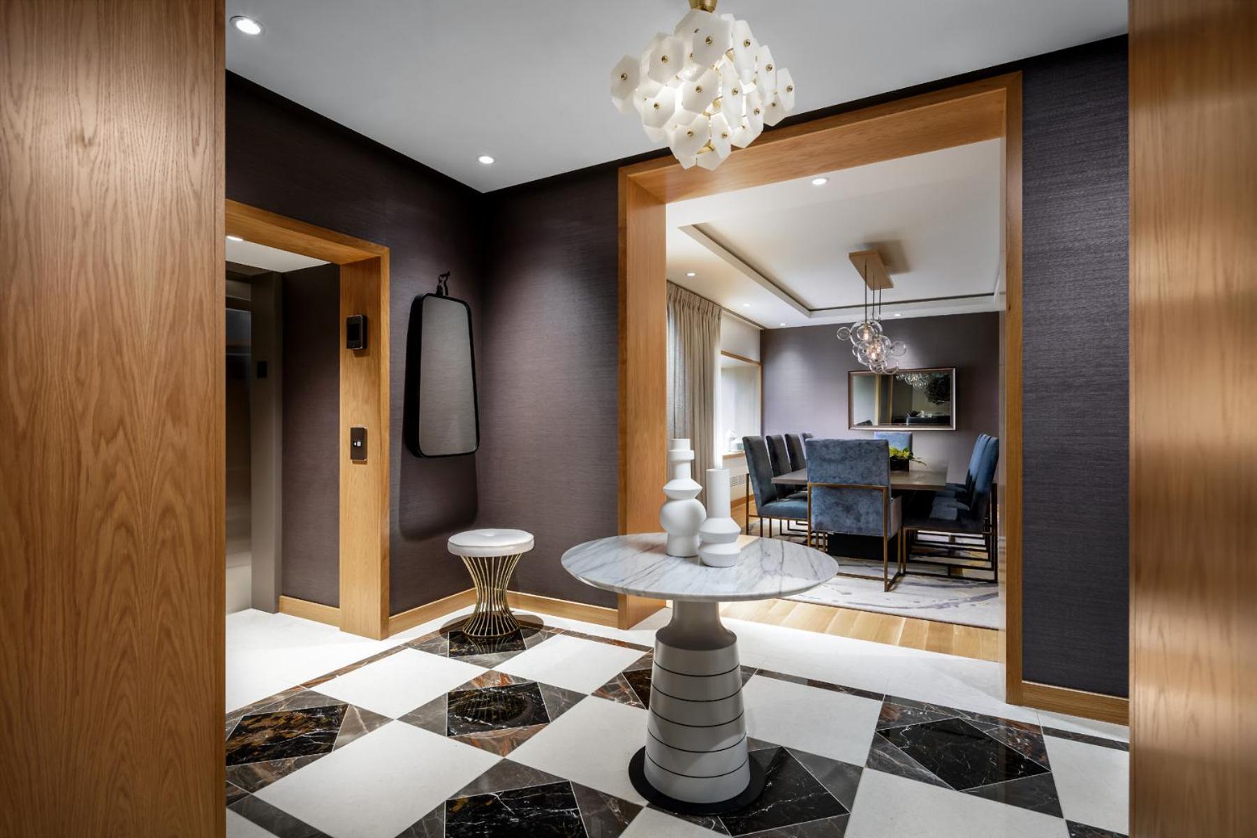 Royale Ville Marie King Suite with Gold Lounge thumbnail 5