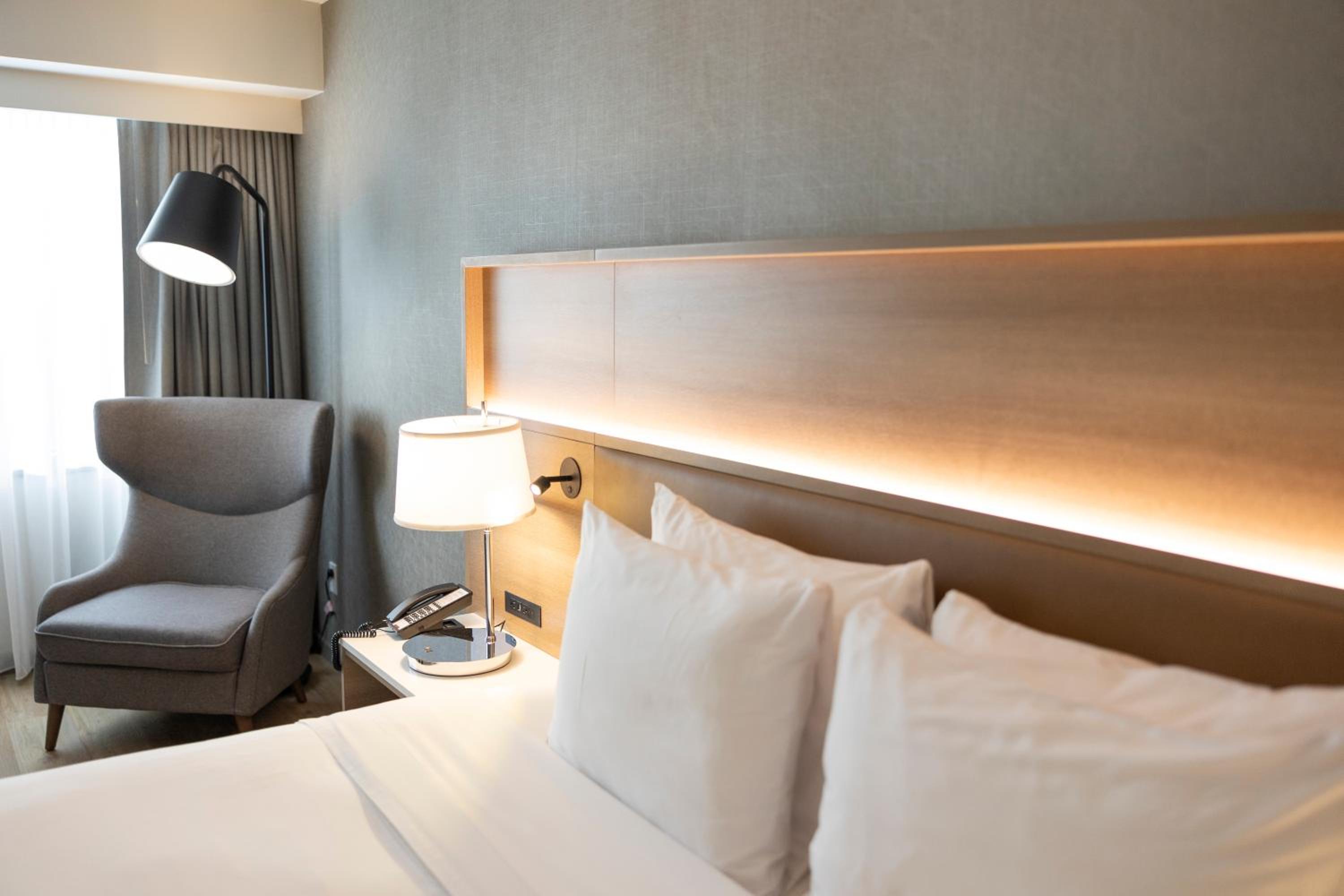 King Room - Disability Access/Non-Smoking with Executive Lounge Access - Photo 12