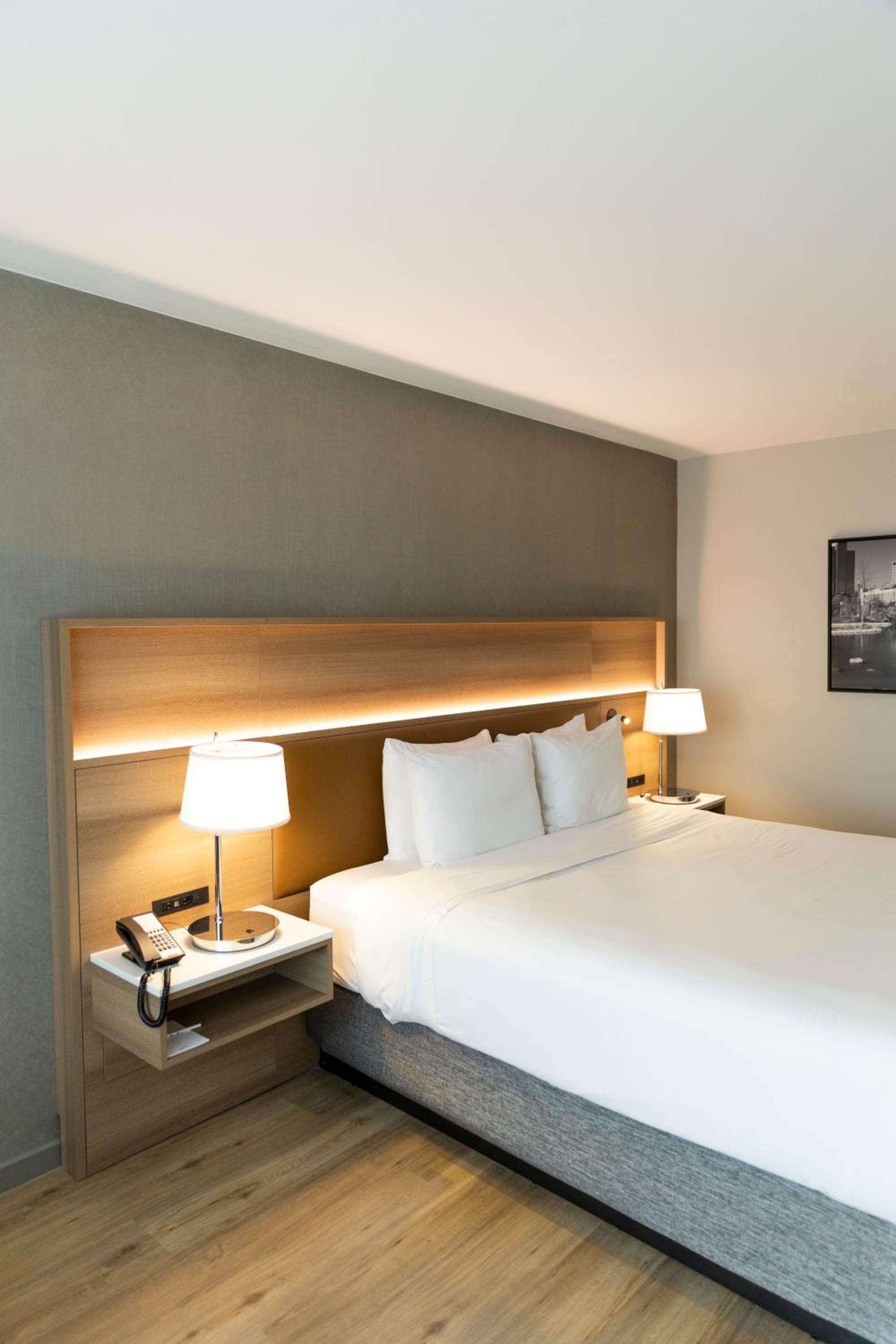 King Room - Disability Access/Non-Smoking with Executive Lounge Access - Photo 5