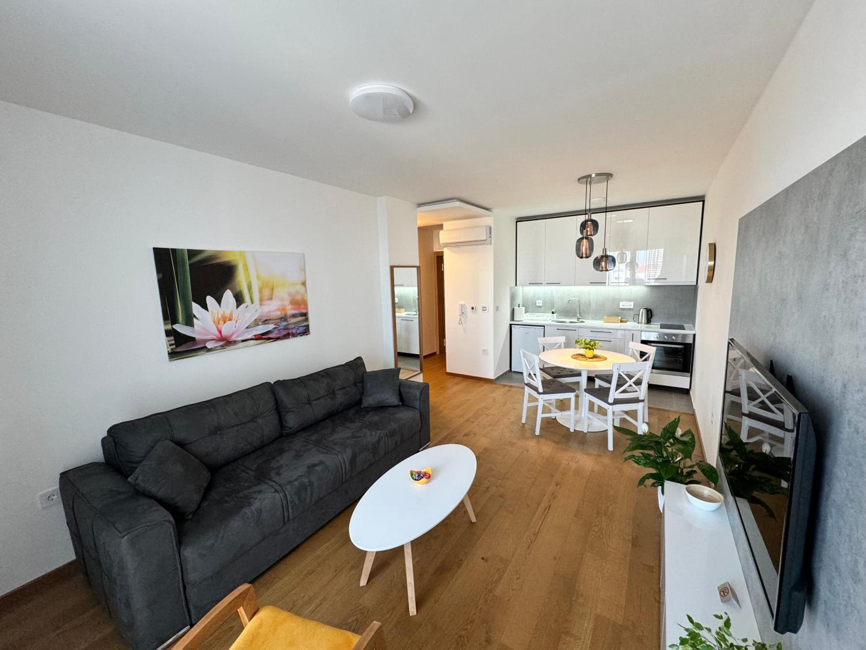 One-Bedroom Apartment photo 1