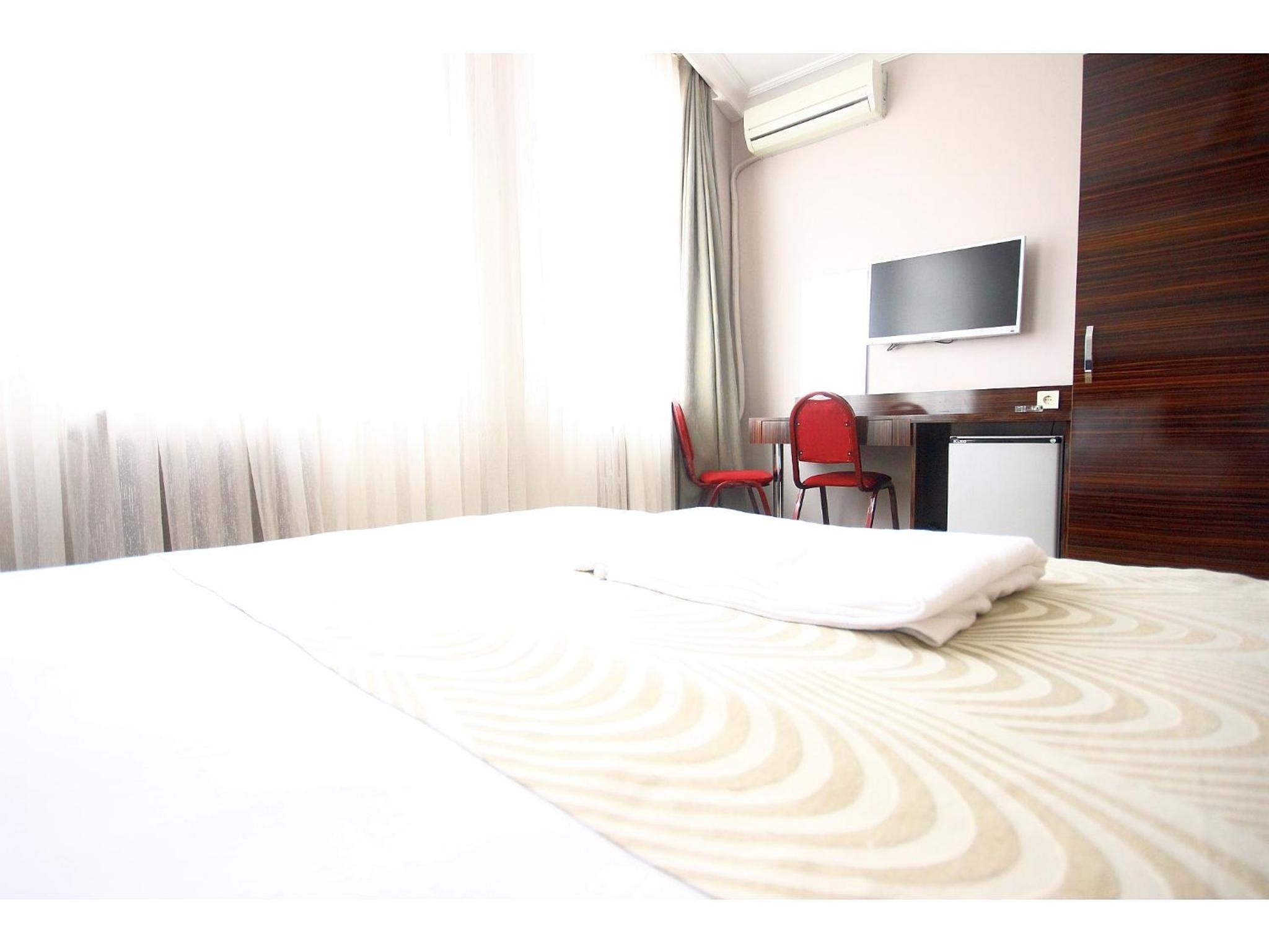 Economy Triple Room photo 2