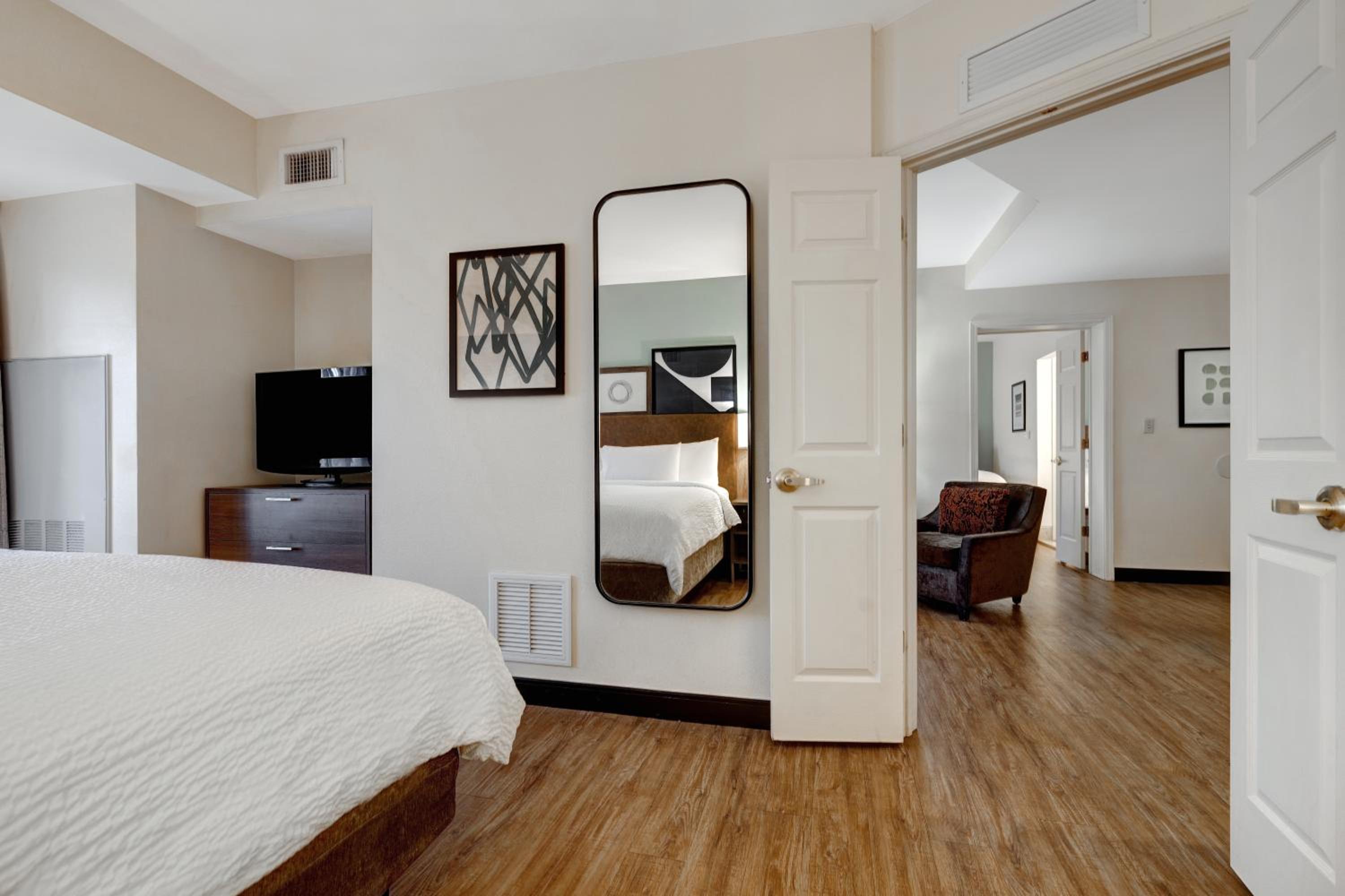 One-Bedroom King Suite - Photo 4