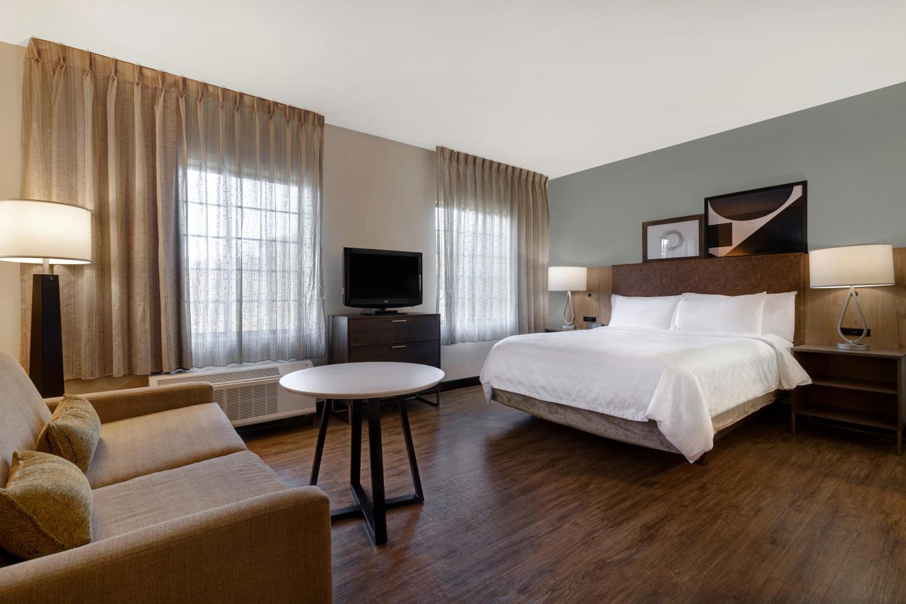 One-Bedroom King Suite - Photo 6