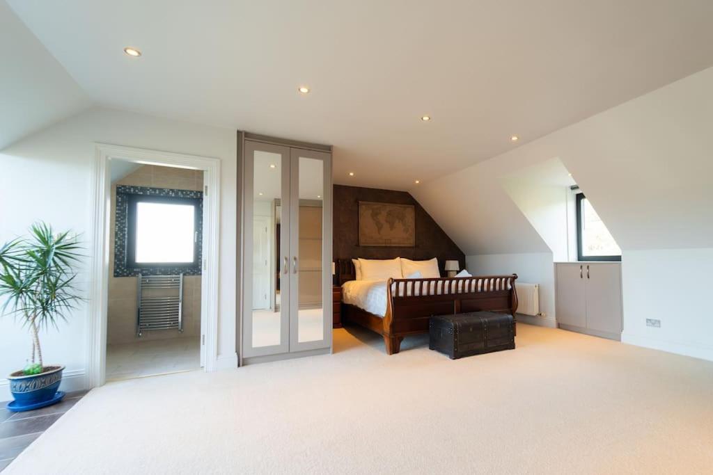 Five-Bedroom House photo 1