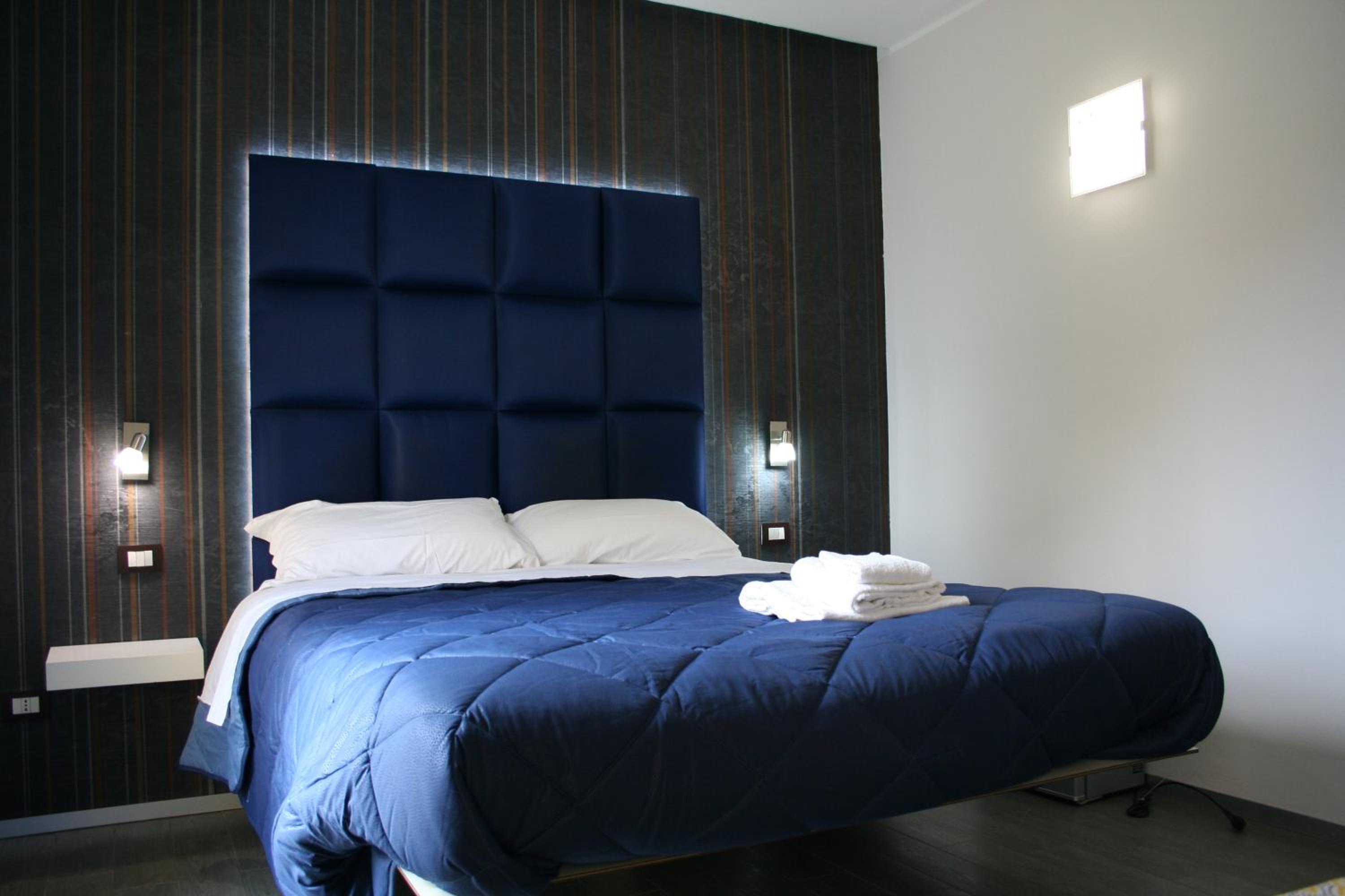 Double Room with Balcony - Photo 10